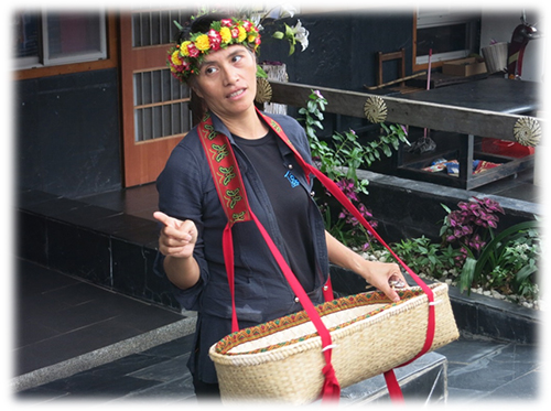 原住民婦女講解編織手藝
