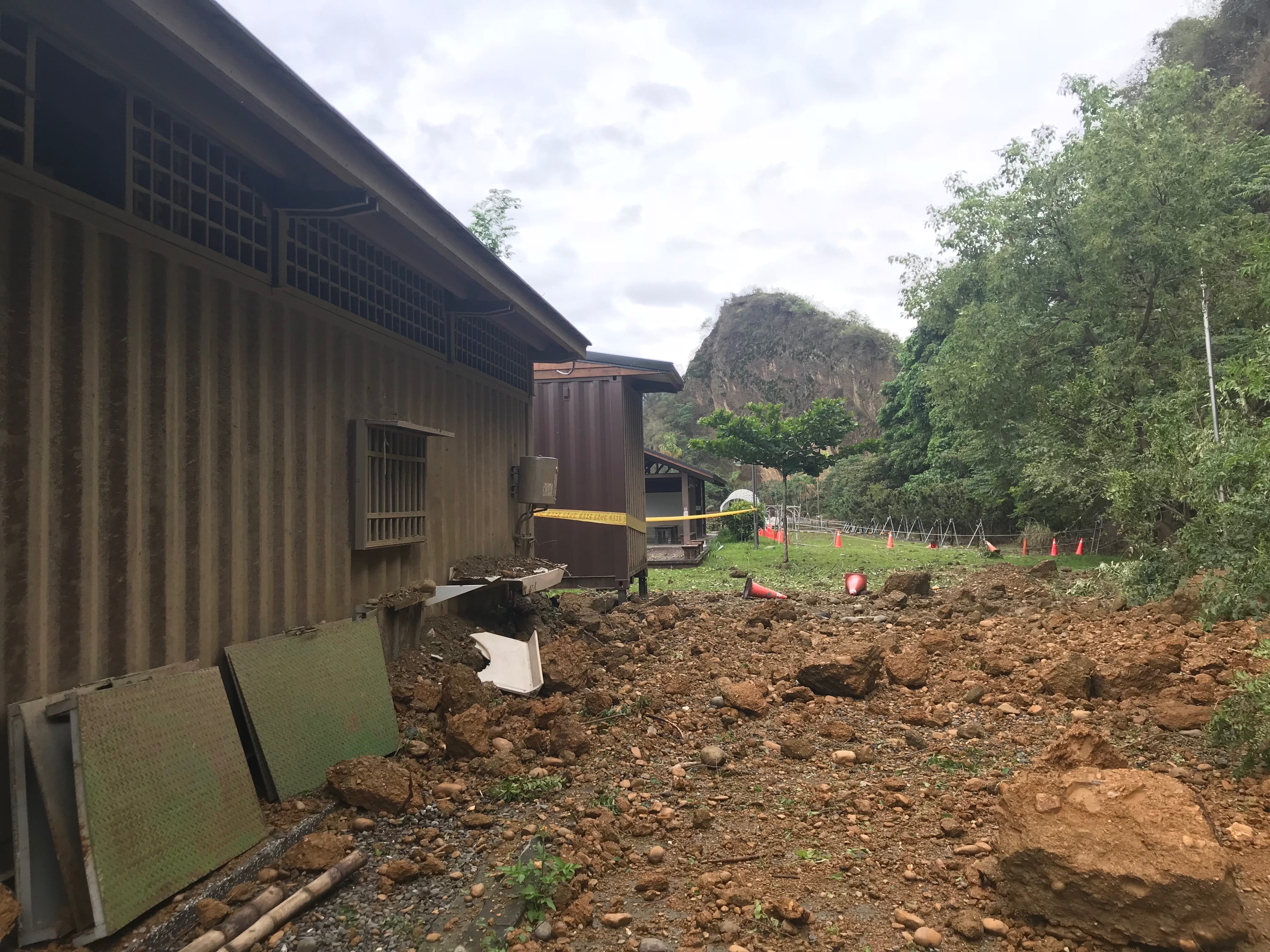 Due to days of torrential rain, rocks are falling from the hills beside Shibaluohan Service Area. Please do not get near them to stay safe.