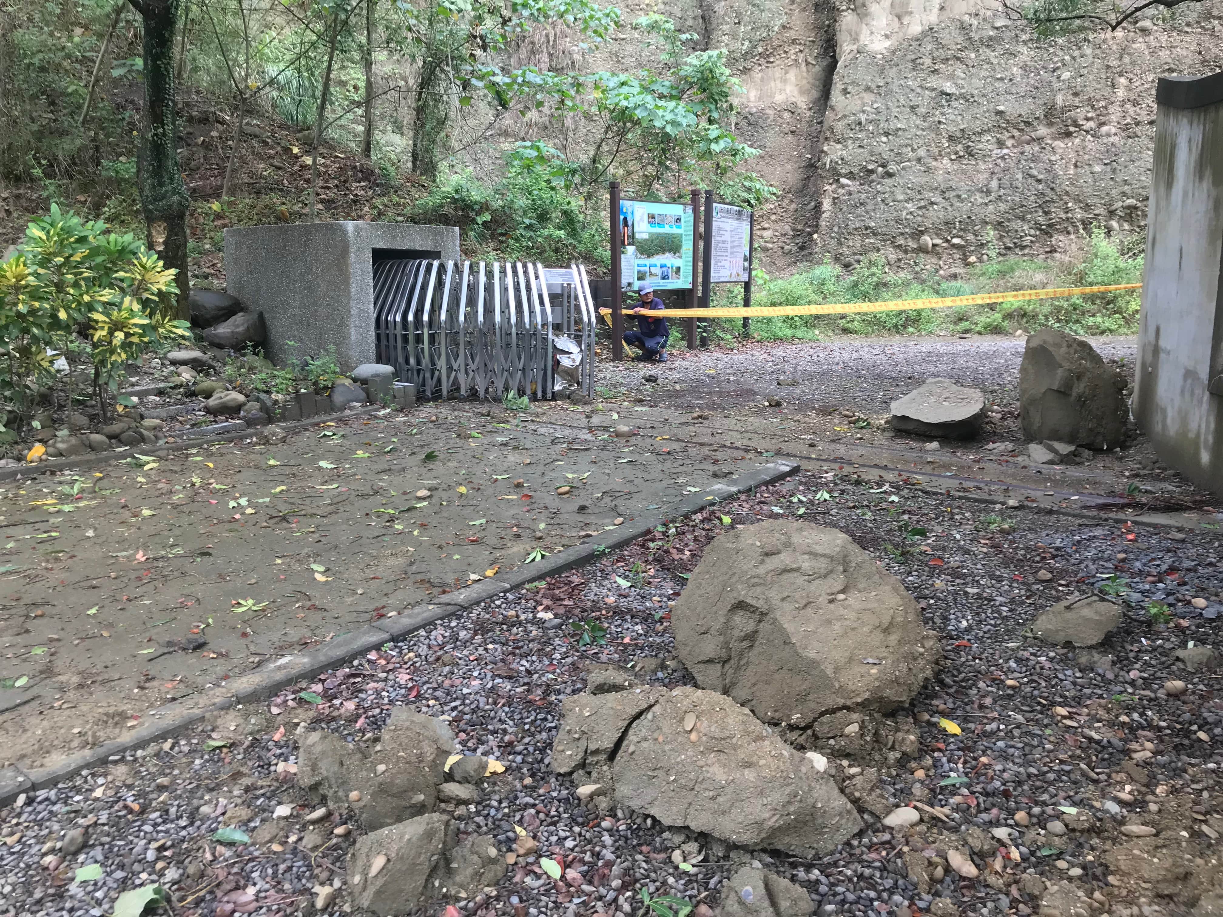 連日の大雨により十八羅漢山サービスエリアそばの山壁は落石が多発しています。行楽客の皆様はくれぐれも近寄らないように気を付けましょう。ご自身の身の安全を守るようにしてください。