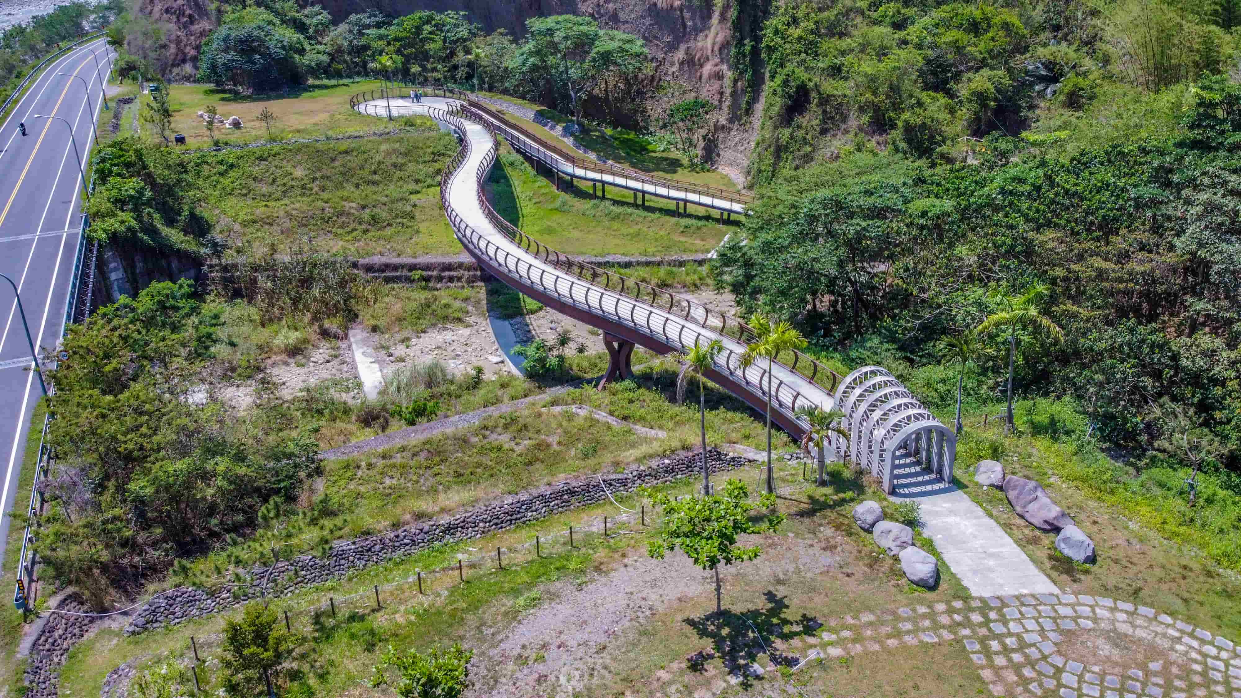 蜿蜒的十八羅漢山觀景橋。