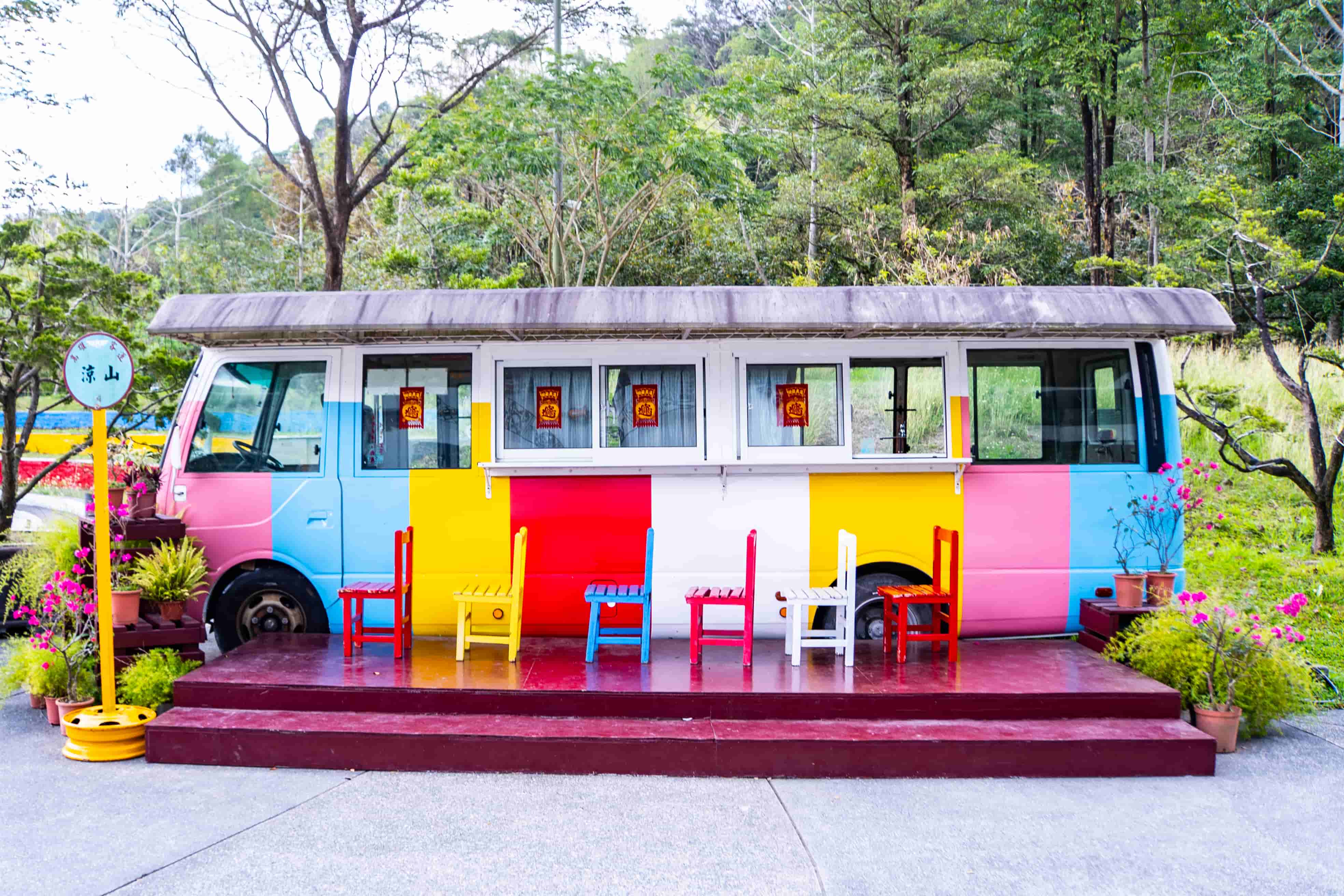 涼山遊憩區的彩虹公車亭為熱門網美打卡拍照點之一。