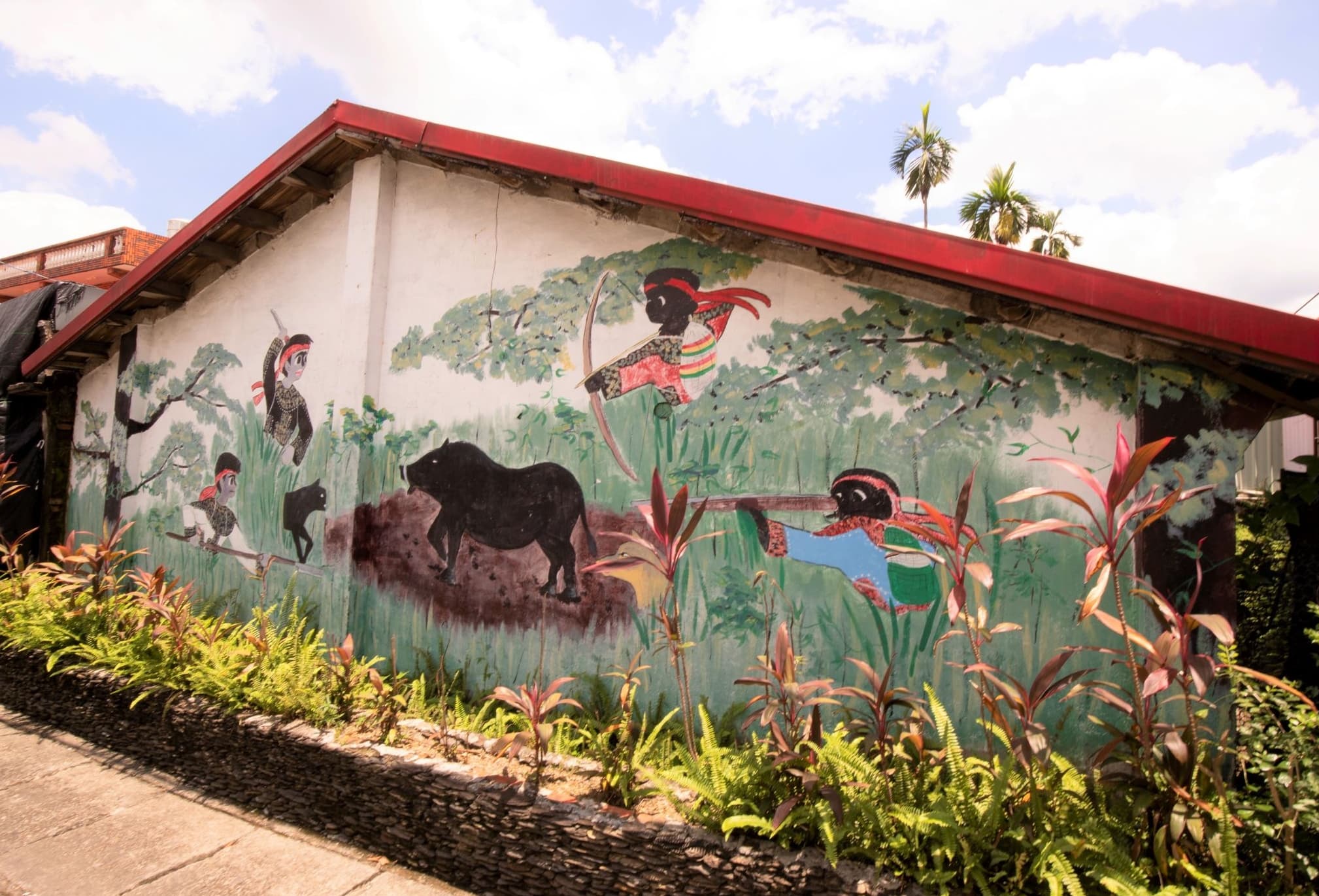 部落裡的社區彩繪述說著安坡的故事。