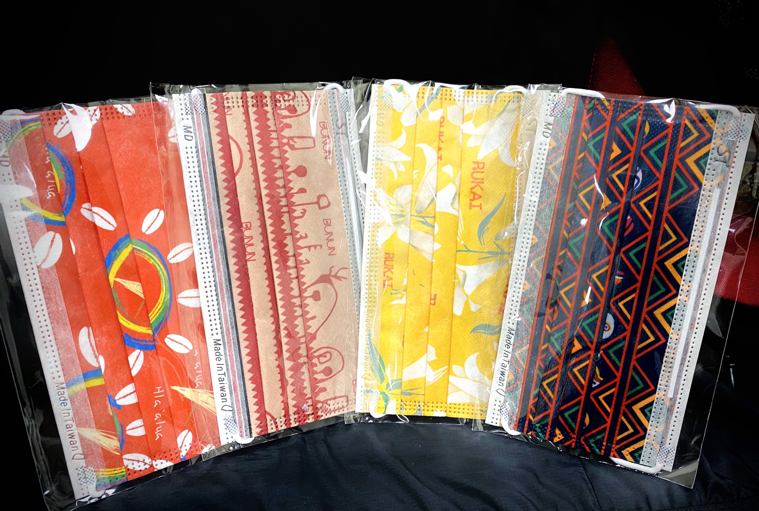 茂管處以轄內排灣族、魯凱族、布農族、拉阿魯哇族四大族群文化元素，推出4款獨家設計口罩