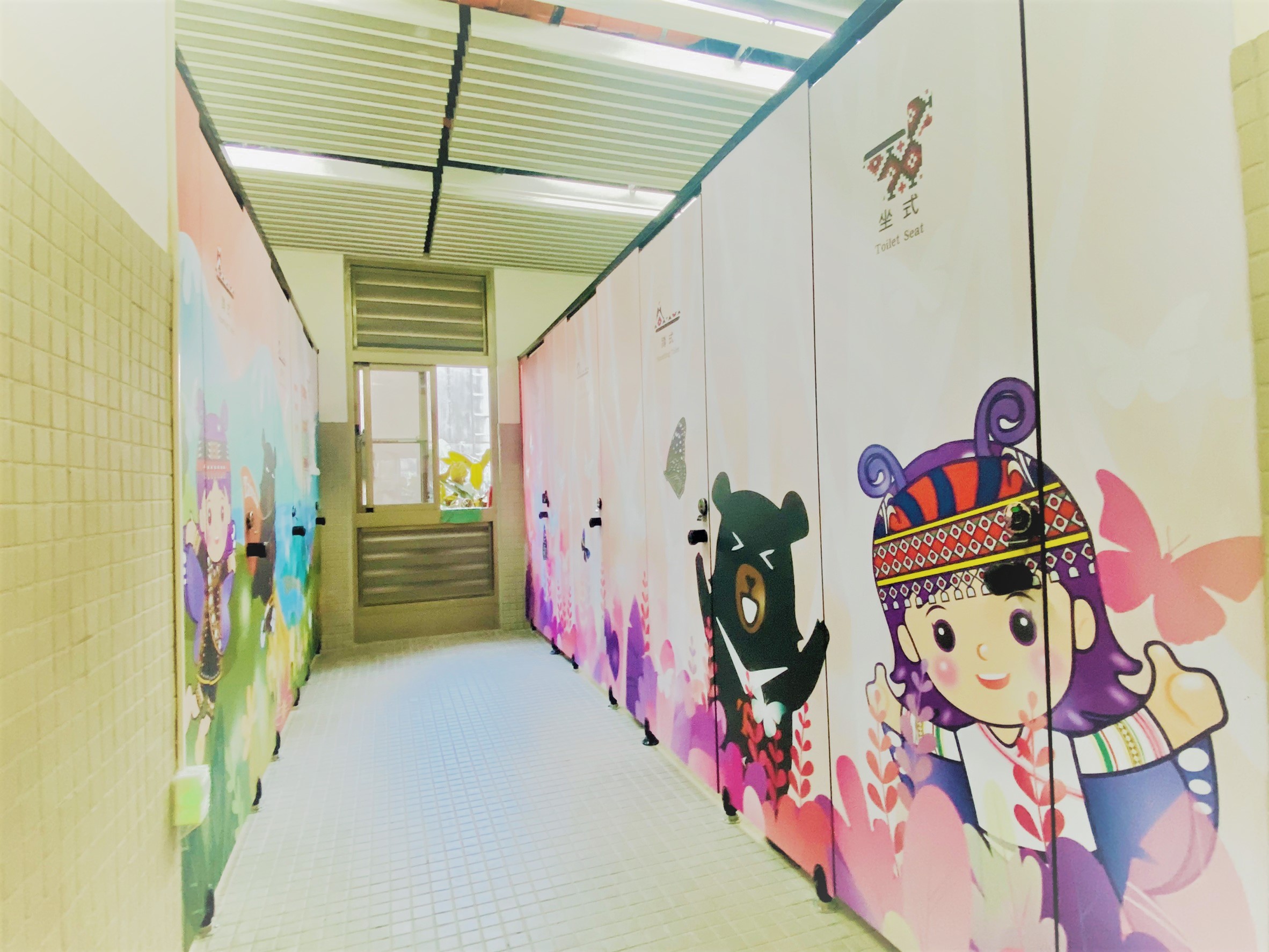 喔熊組長與紫蝶仙子讓新威遊客中心女廁展現活潑歡樂氣氛。