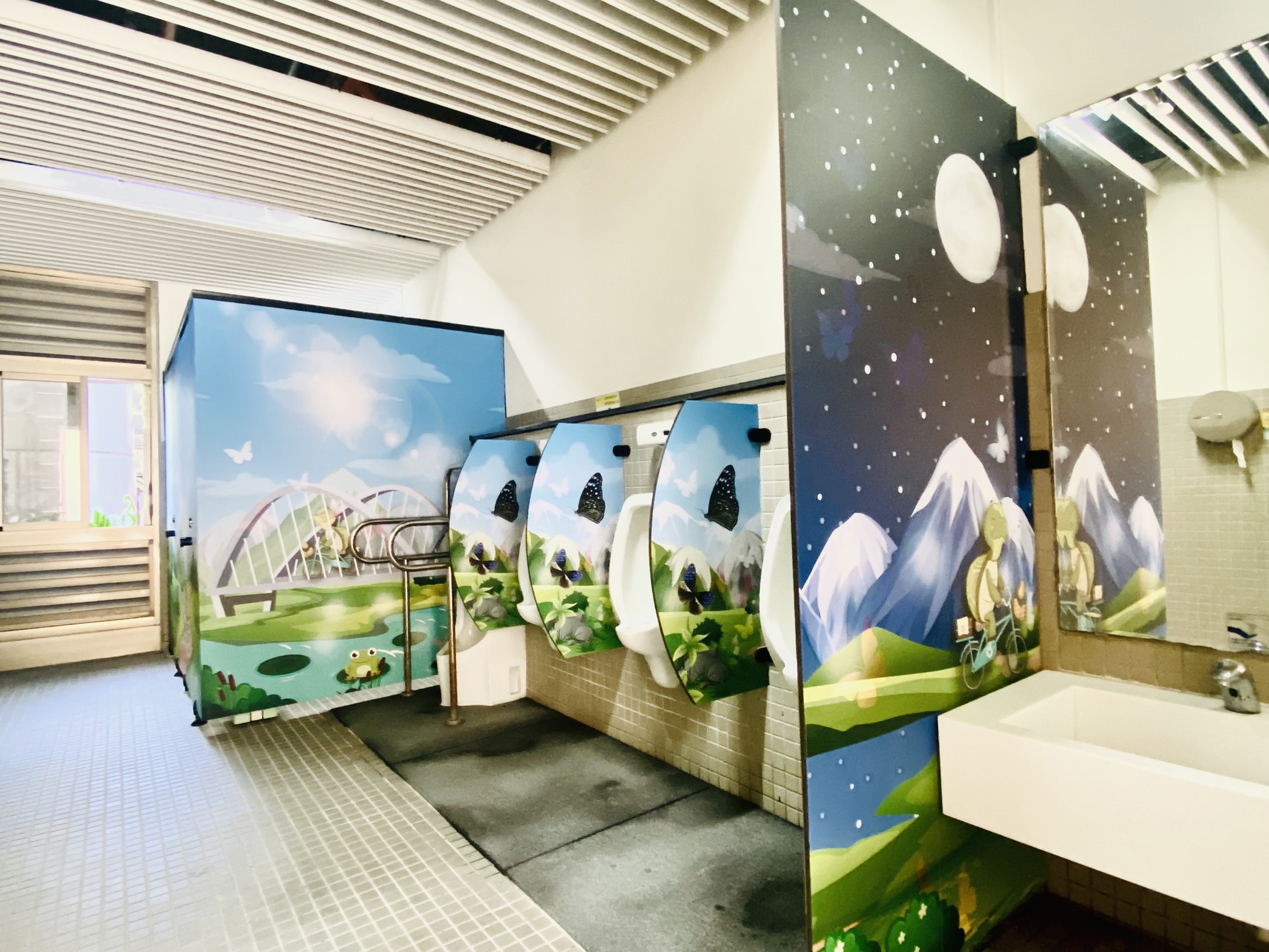 新威遊客中心以溫馨童趣的卡漫風圖像，將著名景點特色融入廁所門板設計。