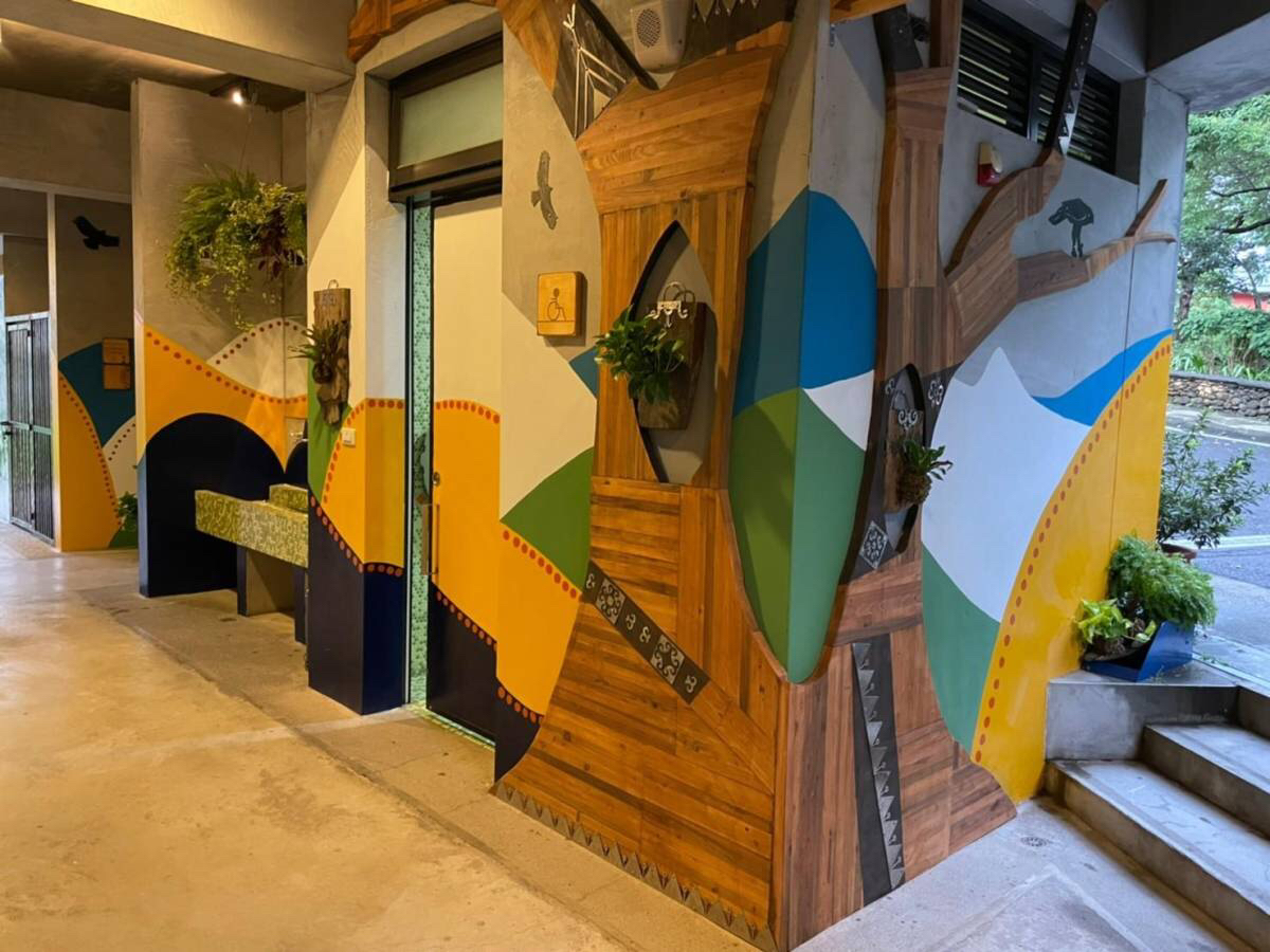 禮納里遊客中心公廁美化由三地門鄉藝術家拉夫拉斯‧馬帝靈操刀設計。