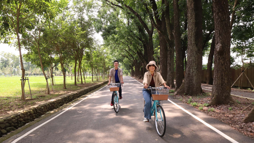 新威遊客中心為「茂林─高雄山城線」認證地點，園區綠蔭十分適合自行車漫遊。