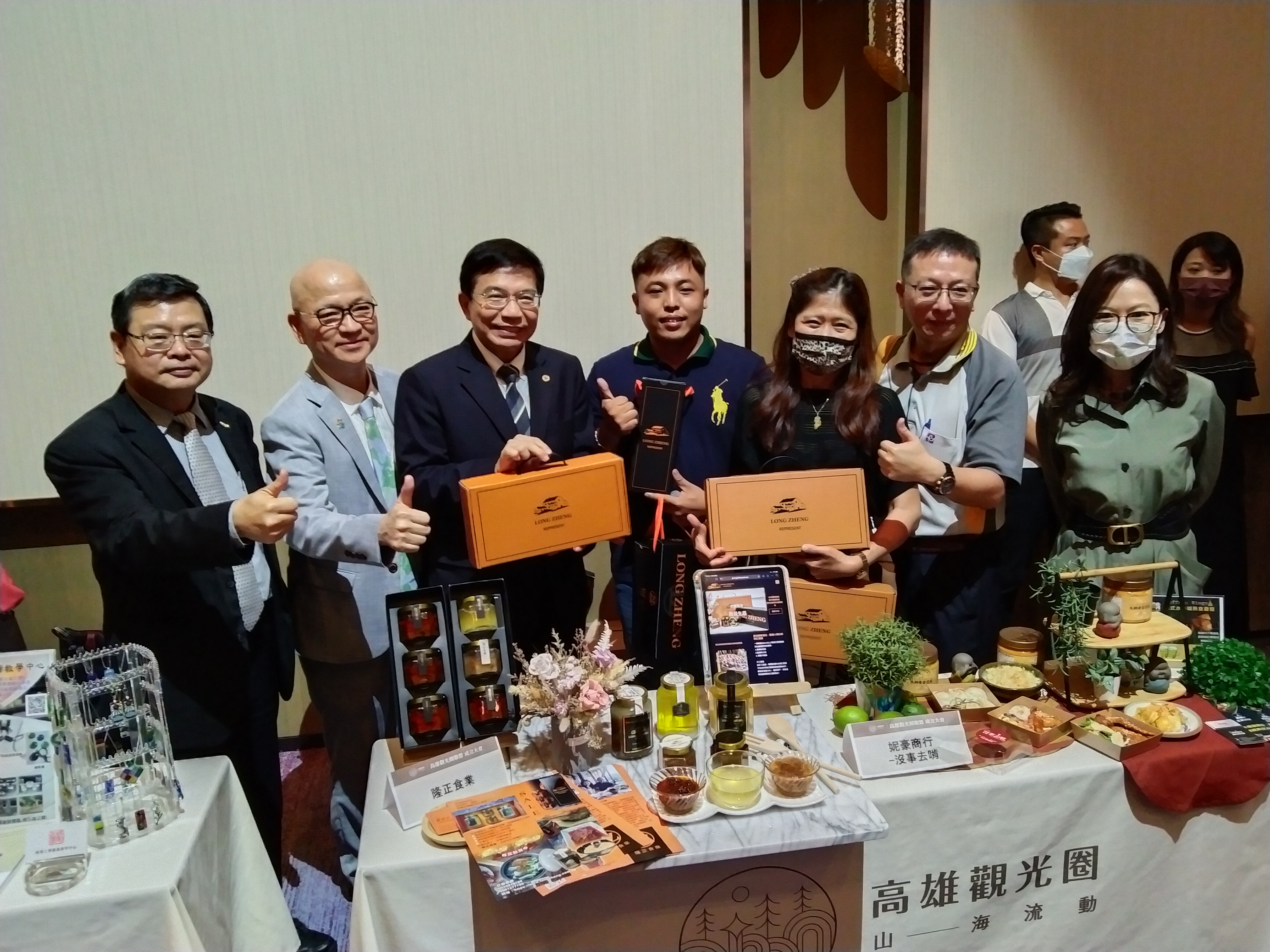 "Kaohsiung Destination Marketing Organization" integrates tourism resources of Kaohsiung City and three townships in Northern Pingtung to create a brand of Kaohsiung Destination Marketing Organization based on the concept of "Mountain - Sea Flow".