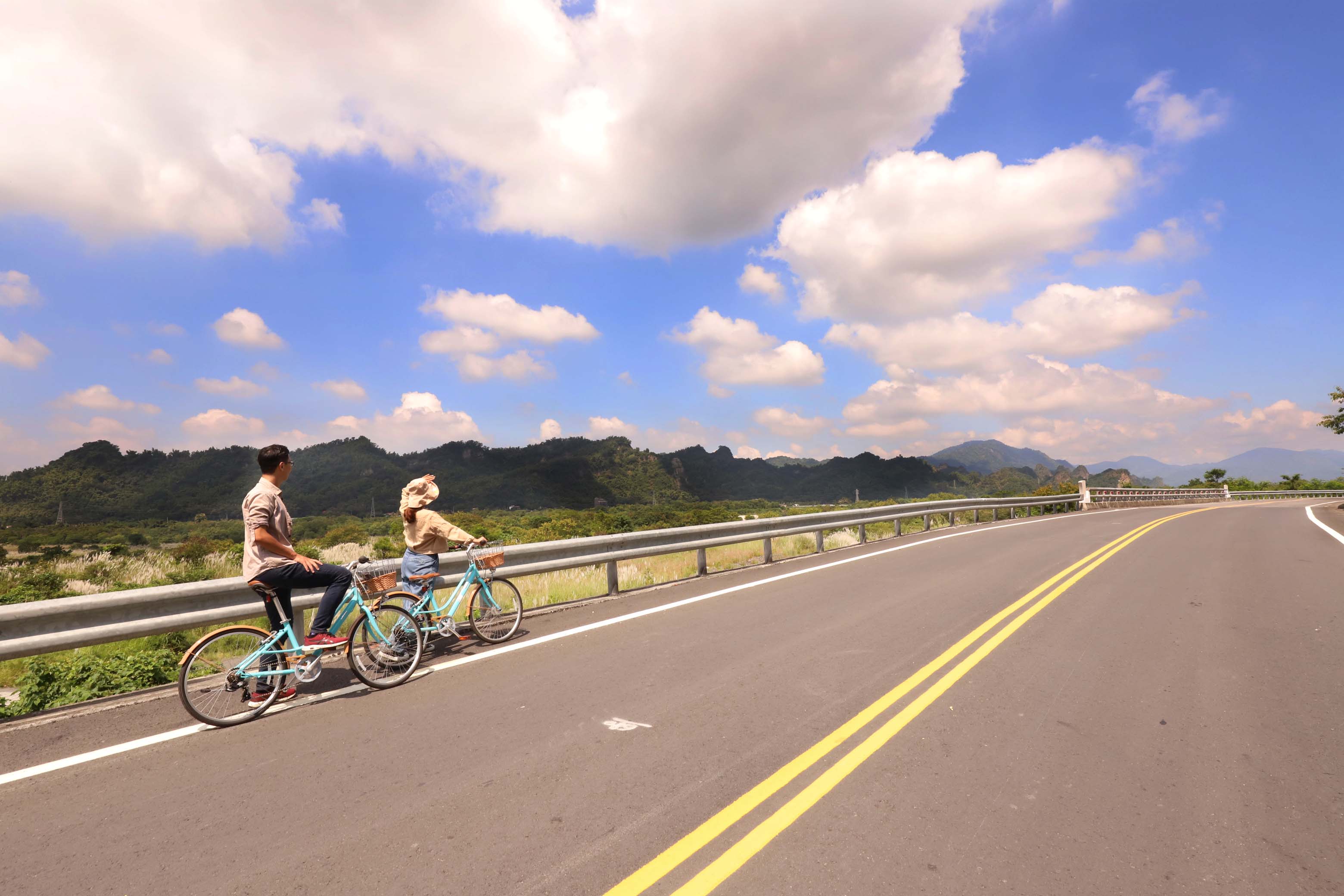 交通部觀光局多元自行車路線「茂林─高雄山城線」沿線享受荖濃溪畔明媚風光。
