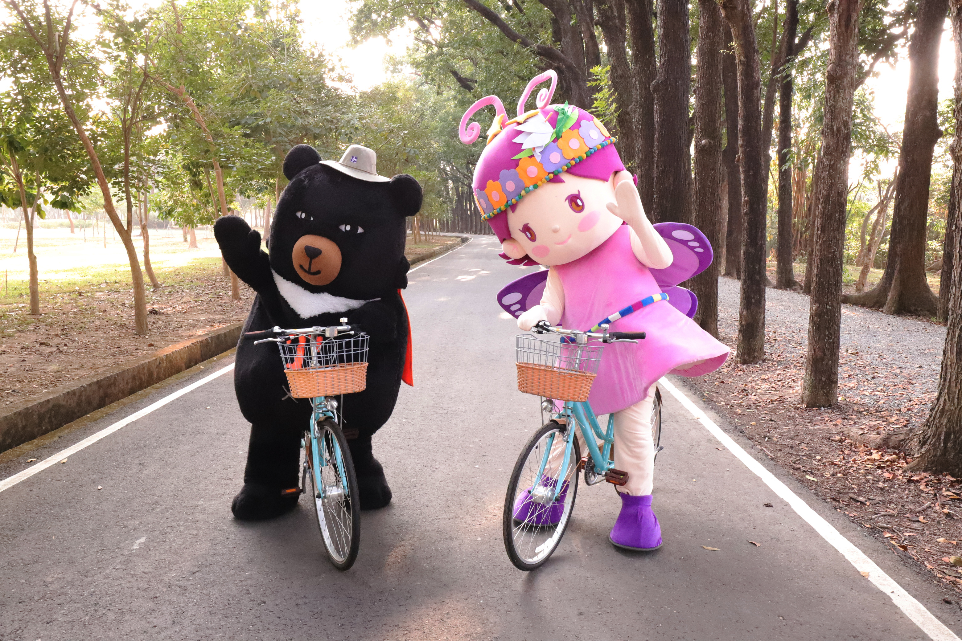 喔熊和紫紫(茂管處吉祥物)輕騎新威森林公園