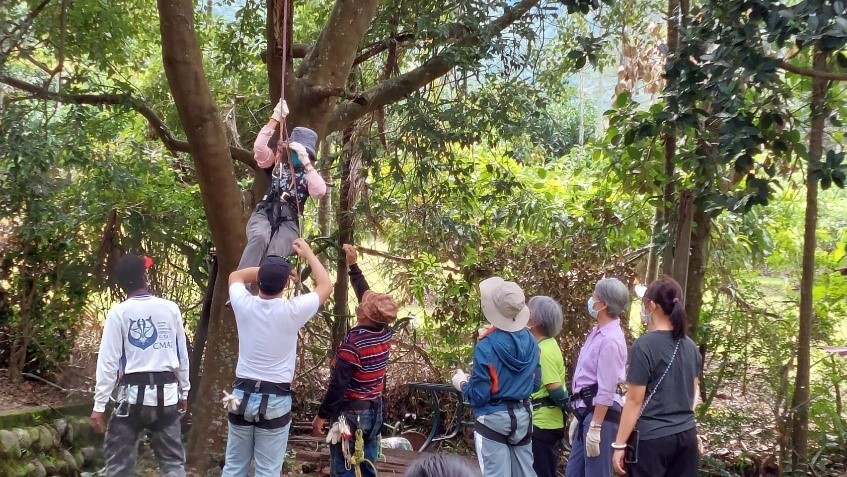 Cooking Outdoors in The Mountain – a little kitchen in plum blossoms