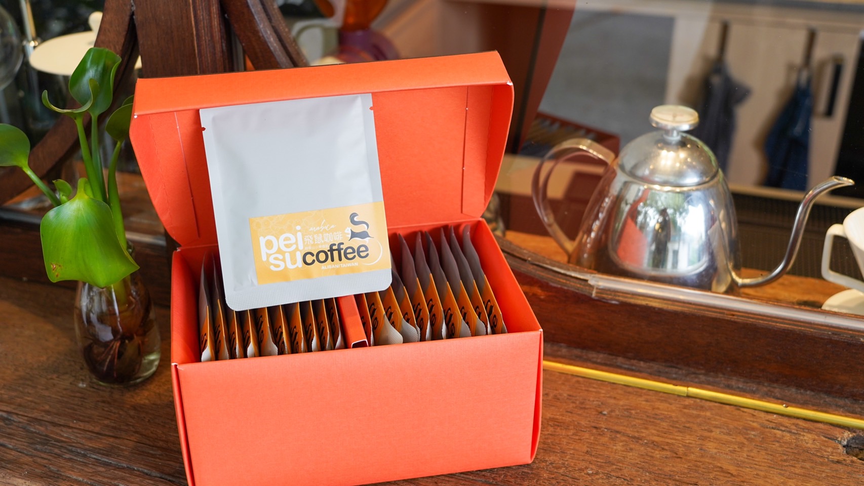 部落產業也發展了深度咖啡與品茶體驗，值得深刻體會，並作為適合國際訪客的伴手禮選項
