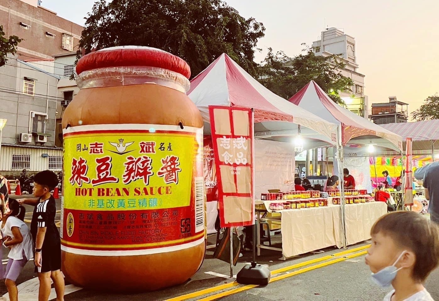 高雄岡山名產「志斌豆瓣醬」是各地遊客來訪高雄必帶的伴手禮之一。