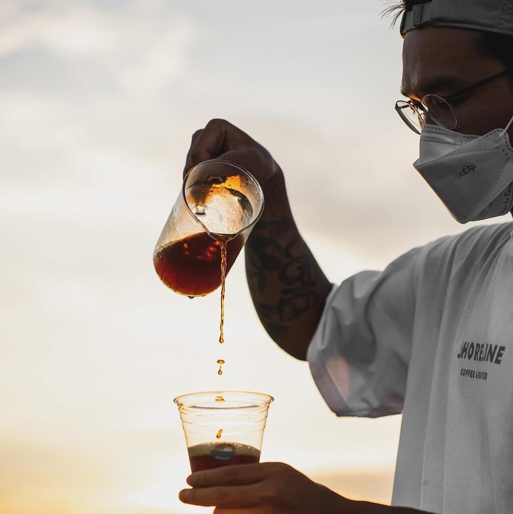  Climb to the highest lighthouse in Qijin, watch the sunset, and watch the time pass at Shoreline Coffee & Roaster