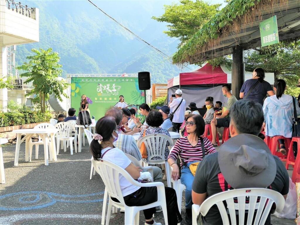 People kick back and enjoy Indigenous Music Day