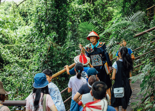 See the city on a laid back half-day tour-Zuoying guided tour and silk printing of door god images on a canvas bag handicraft experience