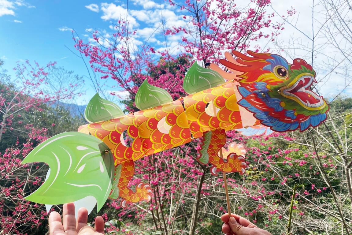 Shopping at Kaohsiung's tourist destinations to receive the Year of the Dragon Lantern, offered in limited quantity.