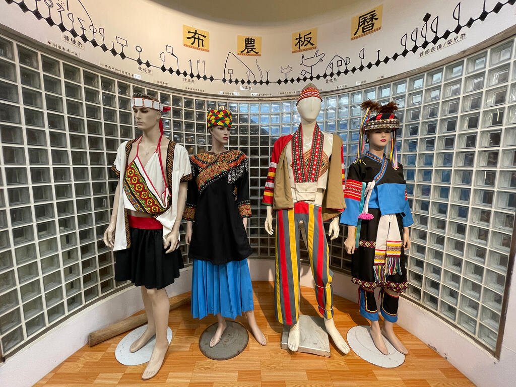 桃源區原住民文物館內布農板曆展區