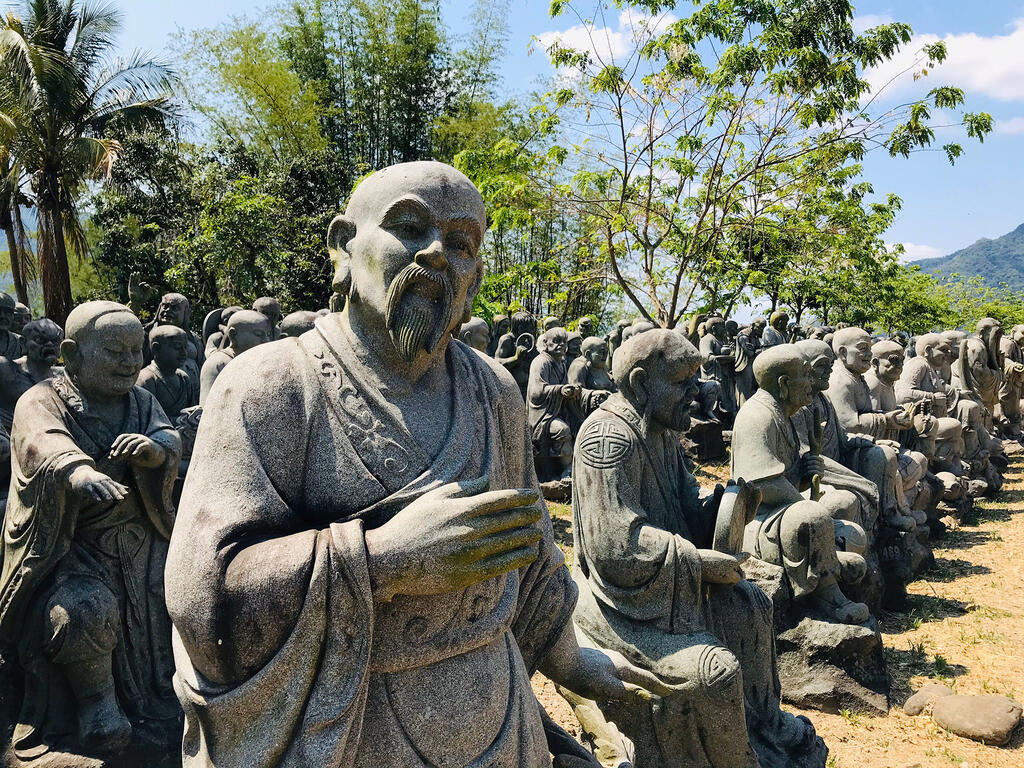 姿態面貌不同的羅漢雕像