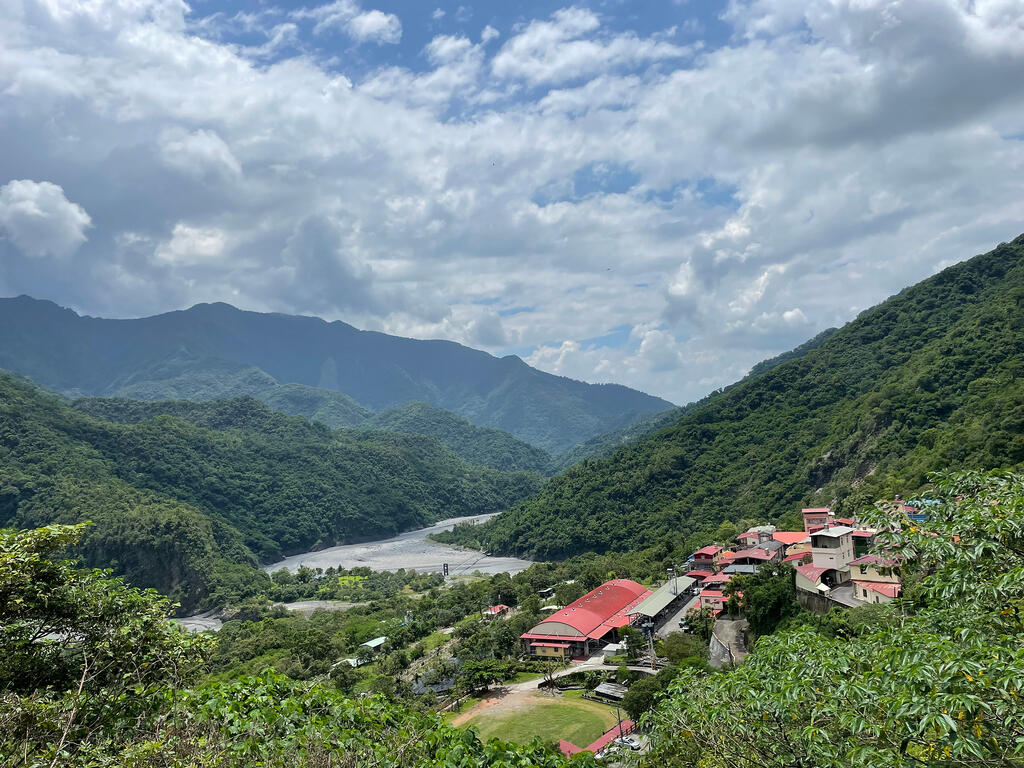 群山環繞，俯瞰萬山聚落