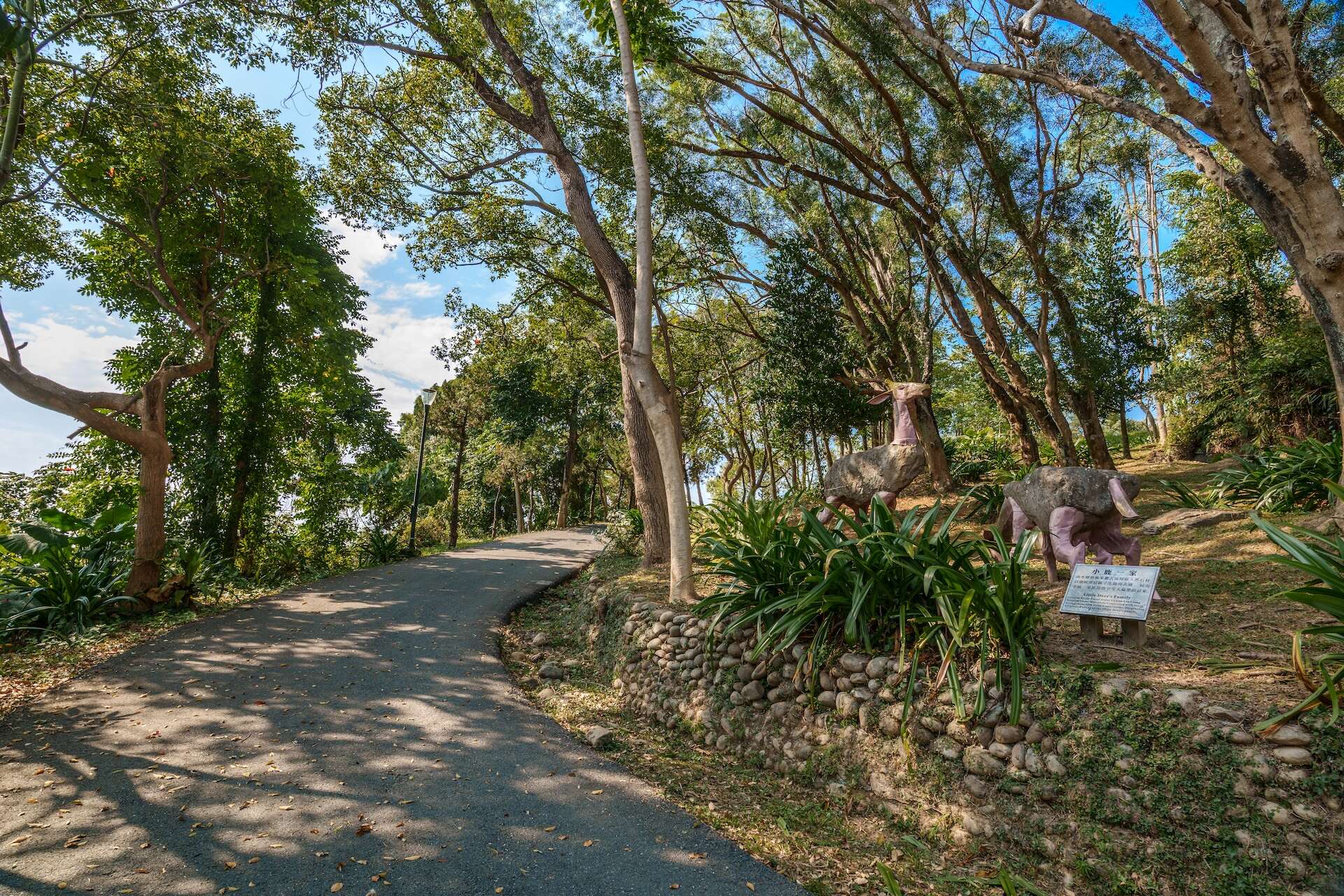 地磨兒公園一景-小鹿一家雕塑