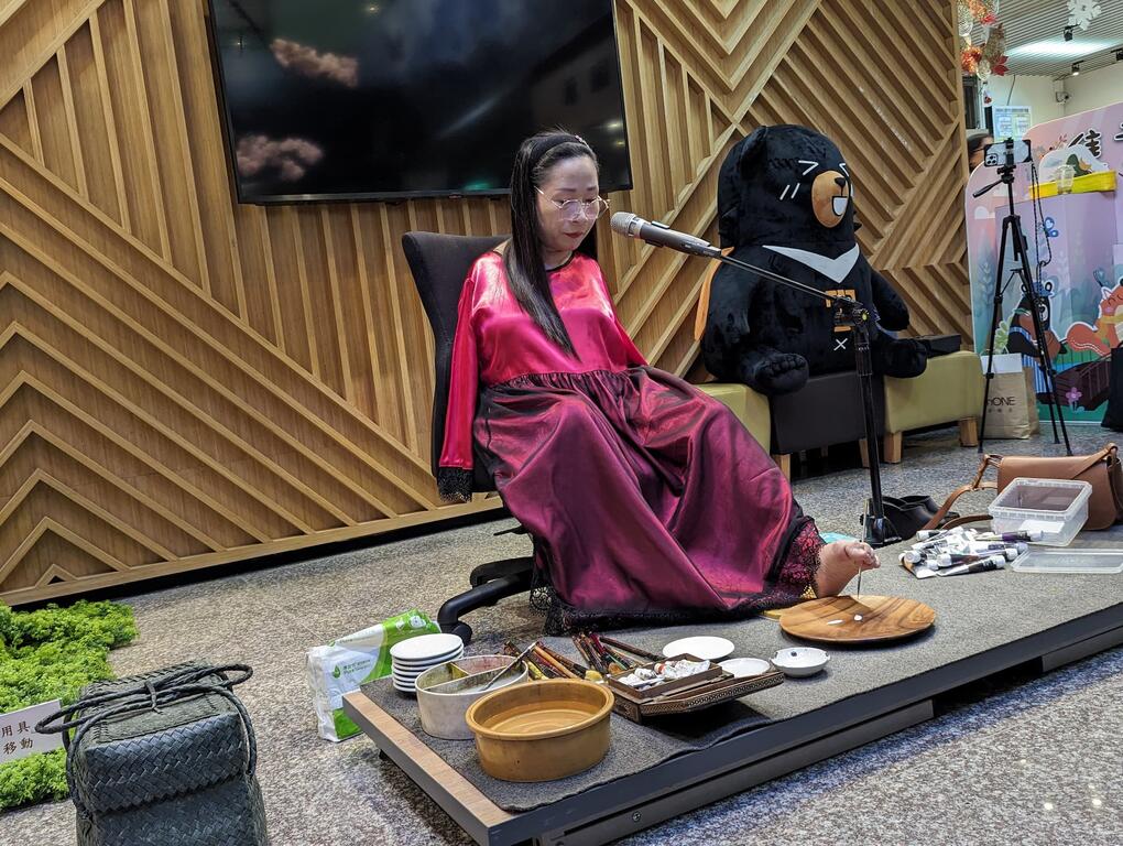 The international mouth and foot painter Yang En-dian’s exhibition “Spring Romance” takes place at the Xinwei Visitor Center