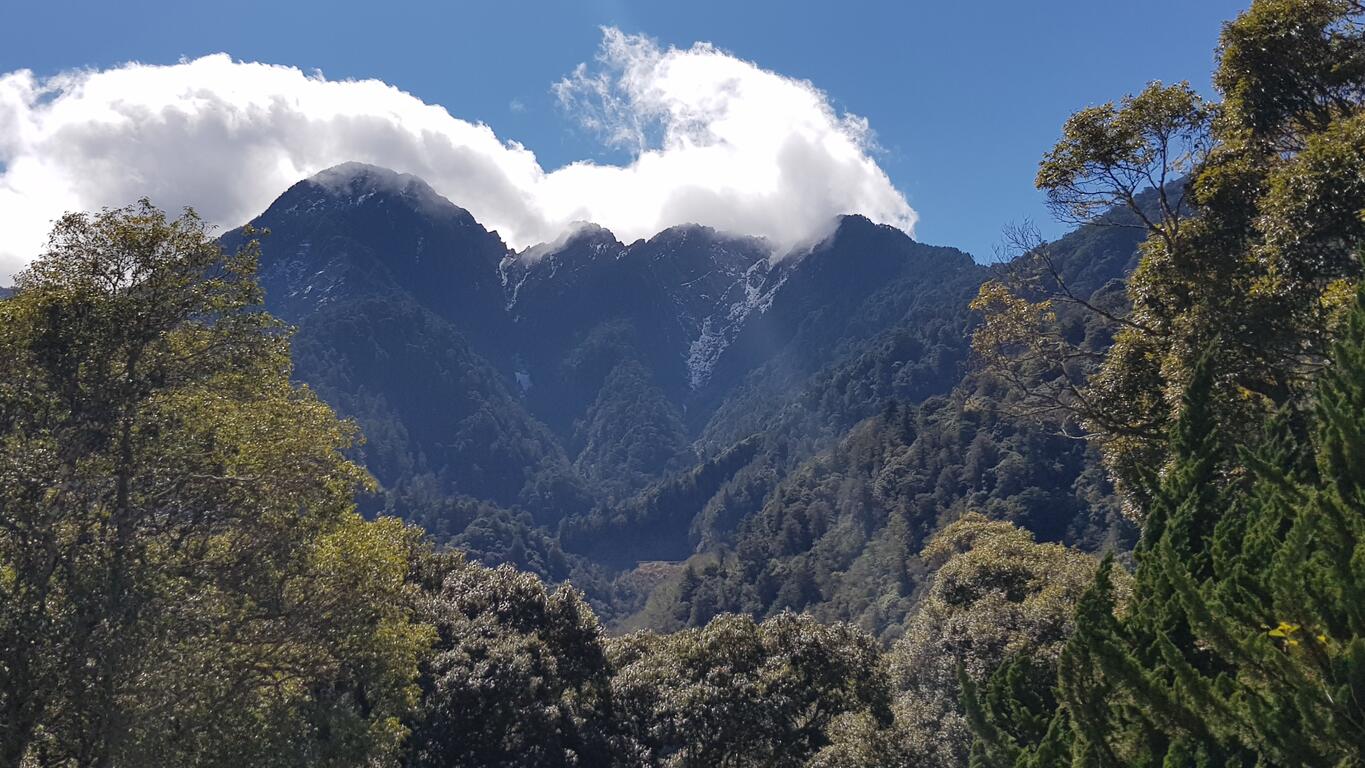 Taking pictures of mountain scenery along the Tianchi section of the Southern Cross Island Highway