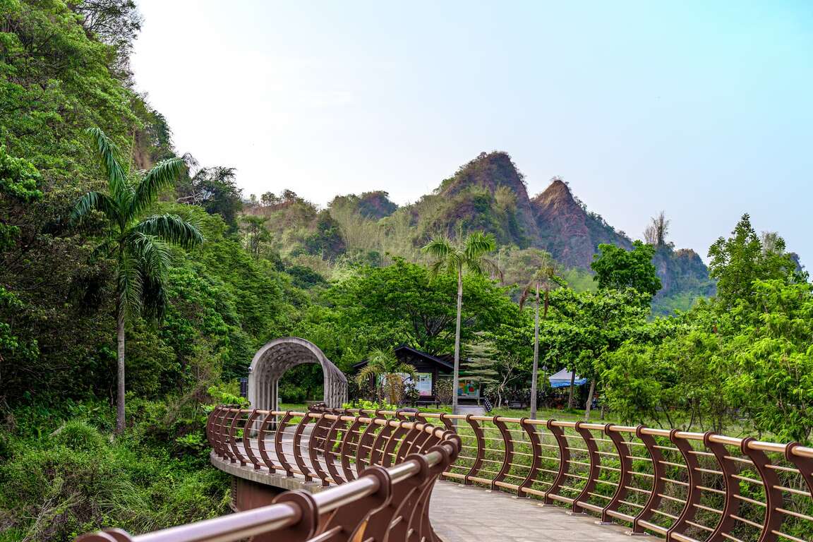 群山環繞景觀橋