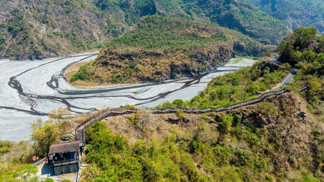 可從小長城步道涼亭，欣賞蛇頭山的曲流環丘景致