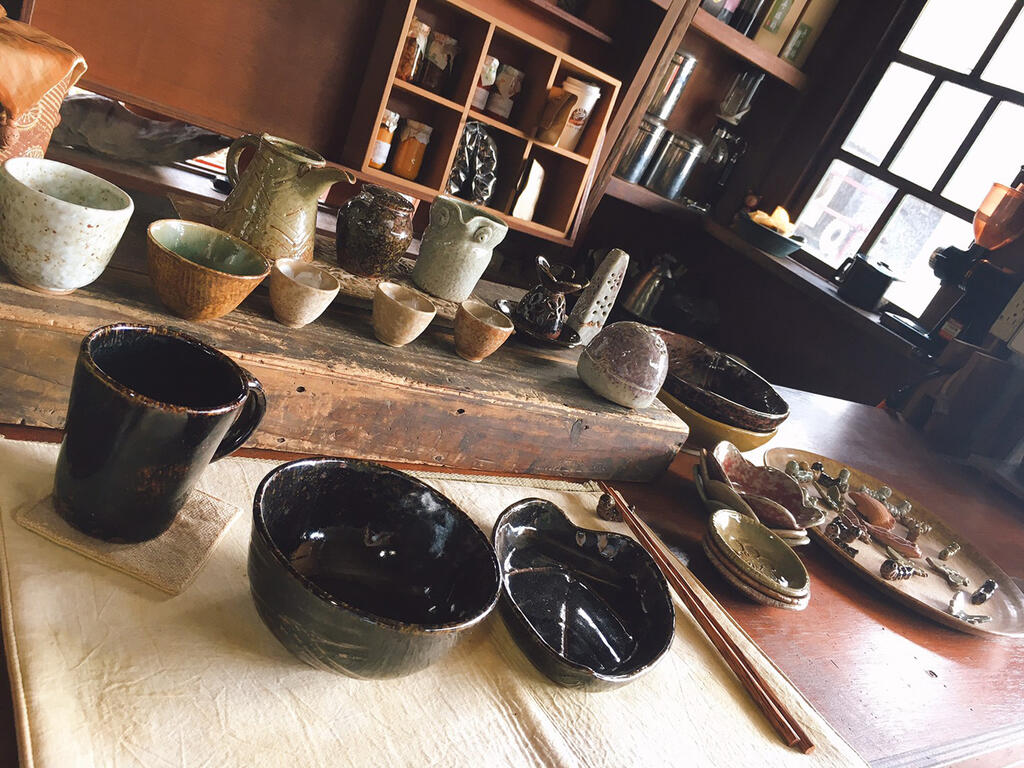 Making pottery art in Shezaijiao park