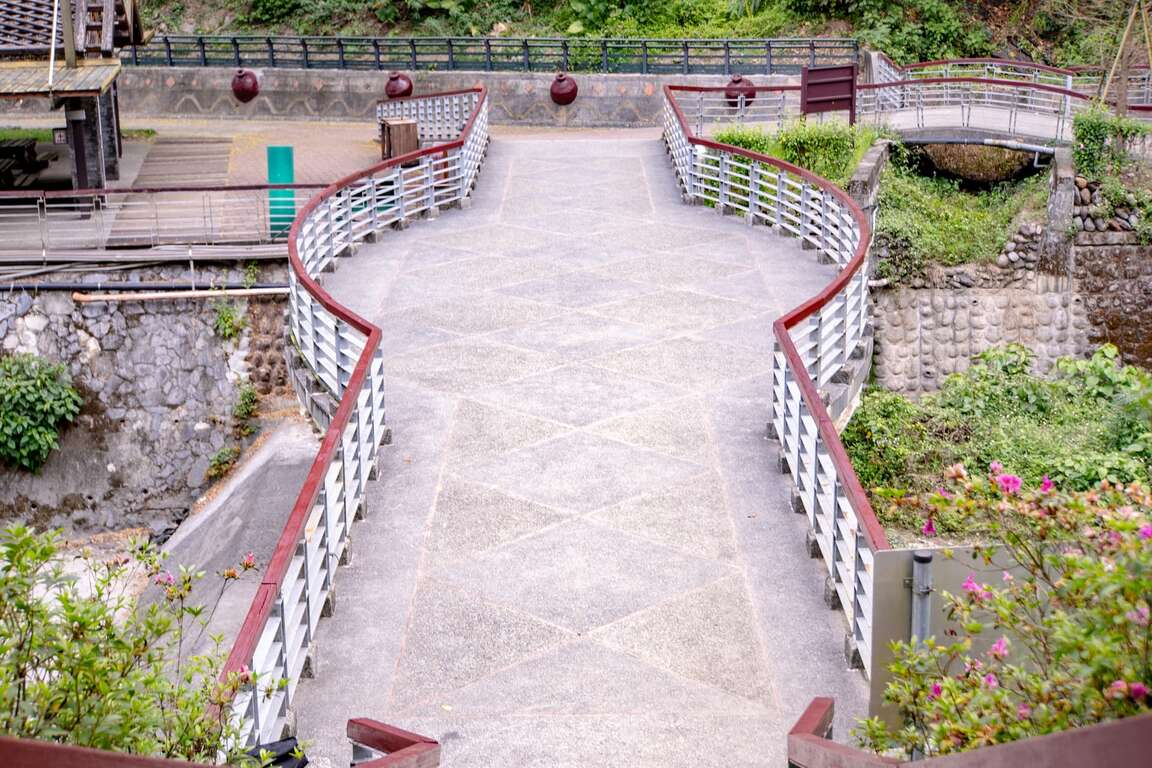 涼山第一層瀑布步道前景觀