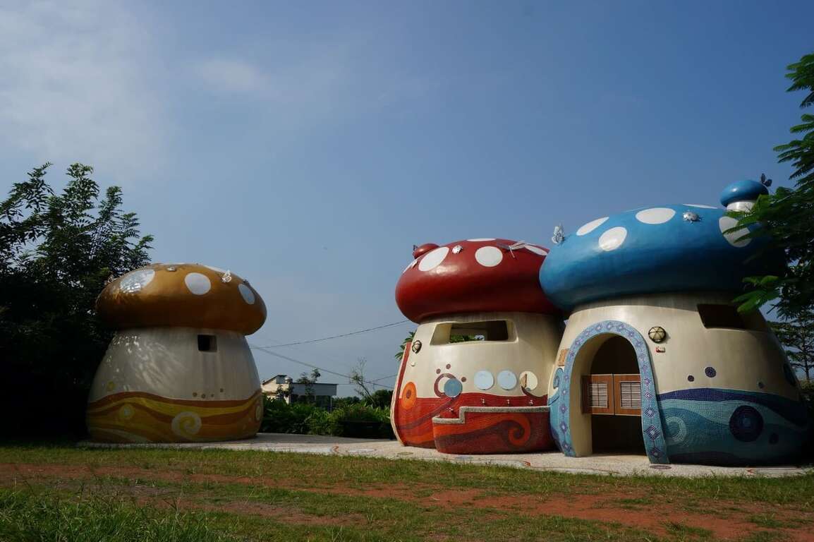 造型可愛的蘑菇廁所意外成為當地一個熱門拍照點