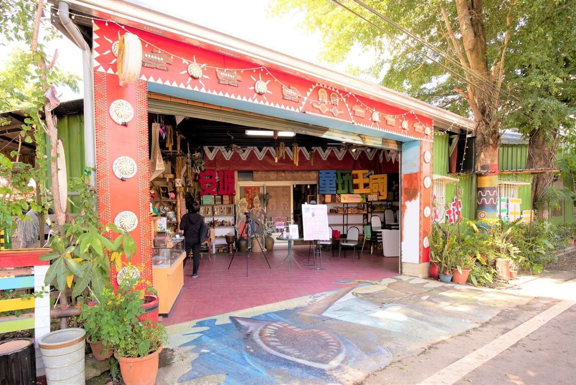 鮮豔明亮的安坡童玩王國，既可體驗童玩又可品味風味獨特的特色餐點