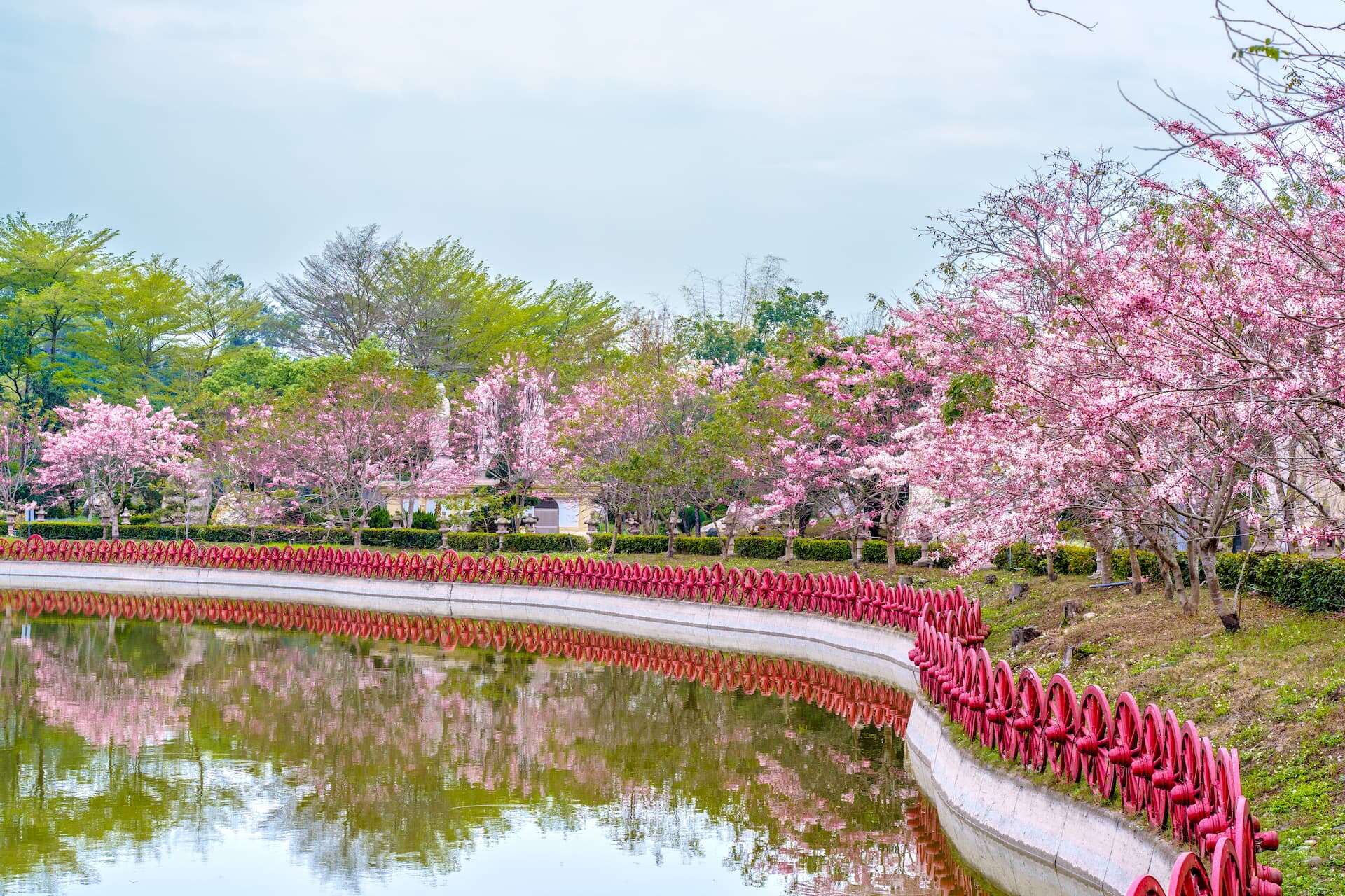 神威天臺山道場日月湖畔