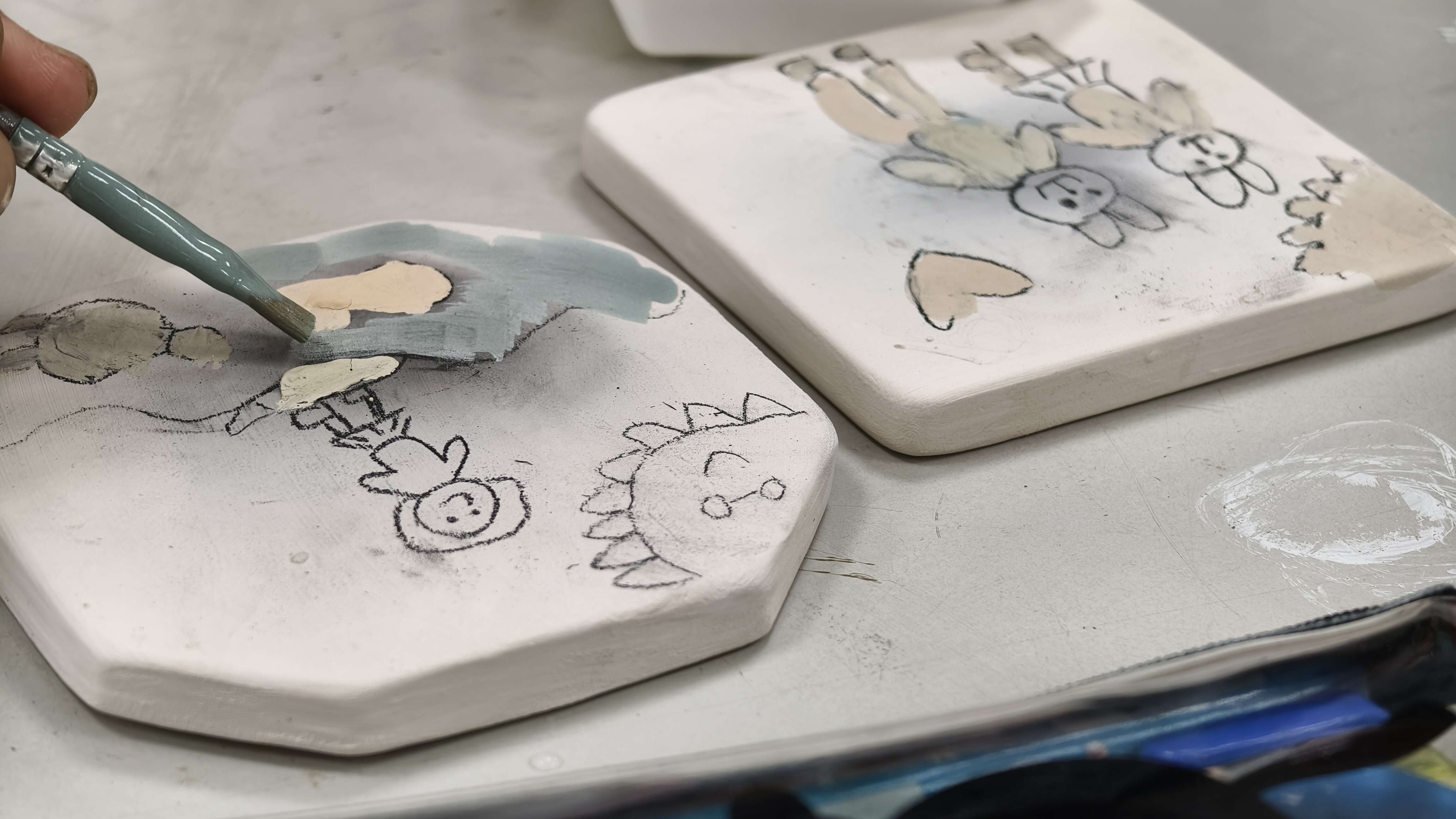 職人工作坊之陶藝結合彩繪，讓作品有了豐富的色彩，再送進烤爐去燒製