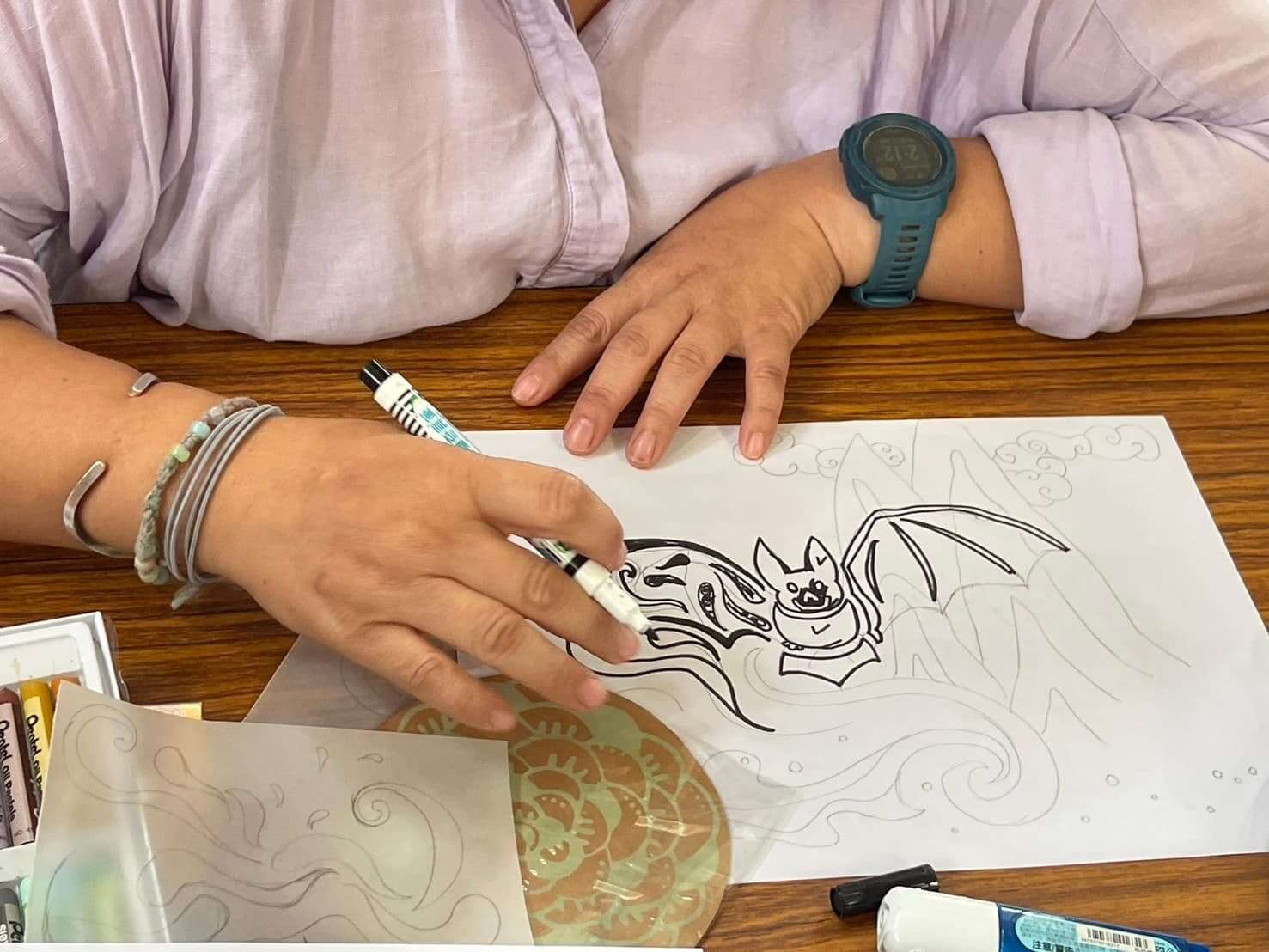 職人工作坊之染織在開始之前都會先構思成品的畫面跟想法，特別注意線條的粗細度跟間隙，才能讓圖形更完整