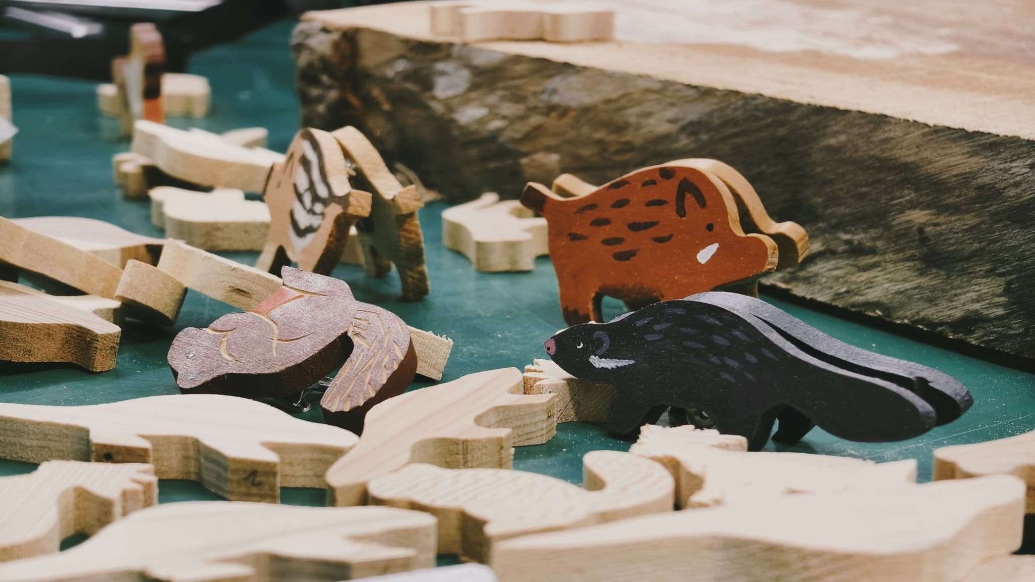 職人工作坊之木工，時常結合不同的漆料去完成作品，有時是木材的染色，有時是表面的塗料，都讓原本的木頭紋路更加豐富多彩