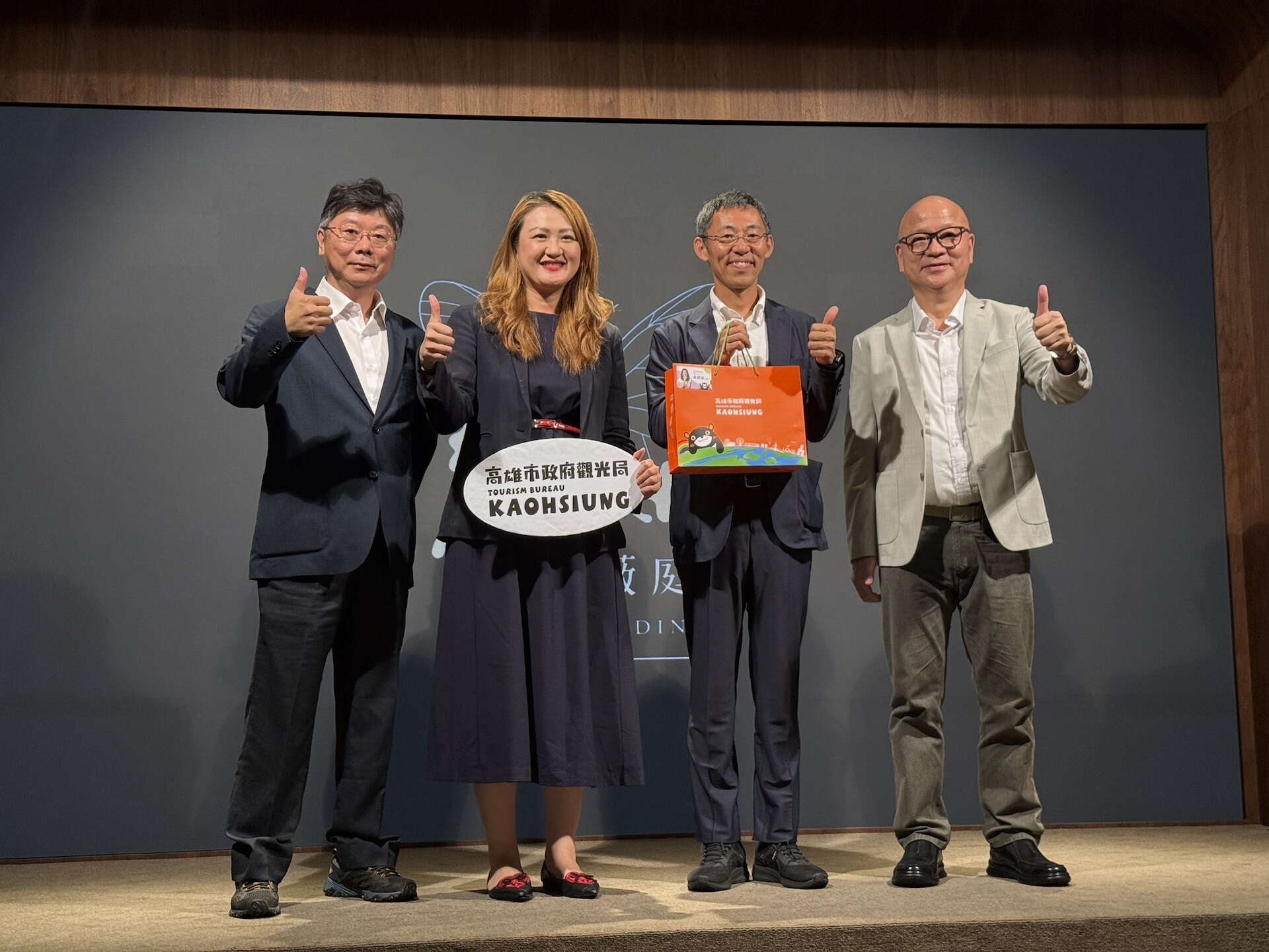 人吉市松岡隼人市長與高雄市政府觀光局高閔琳局長、高雄觀光圈劉坤福盟主、茂管處鄭偉宏代理處長互相展望對台日觀光交流的期許。