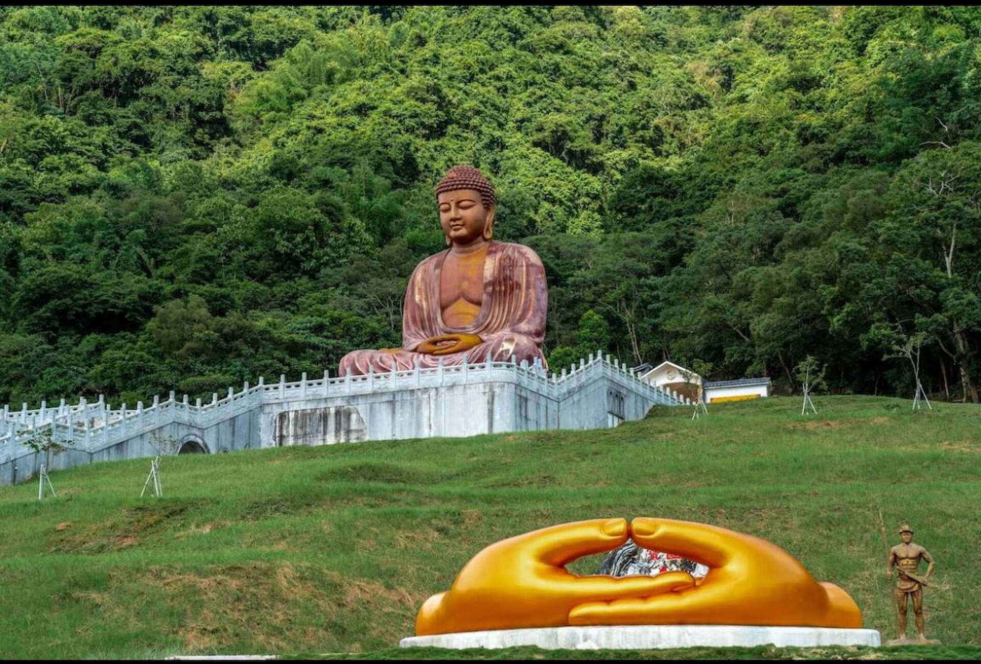 彩虹山大佛的氣勢磅礡總是令人讚嘆不已，沈大哥也對宗教存有敬畏之心