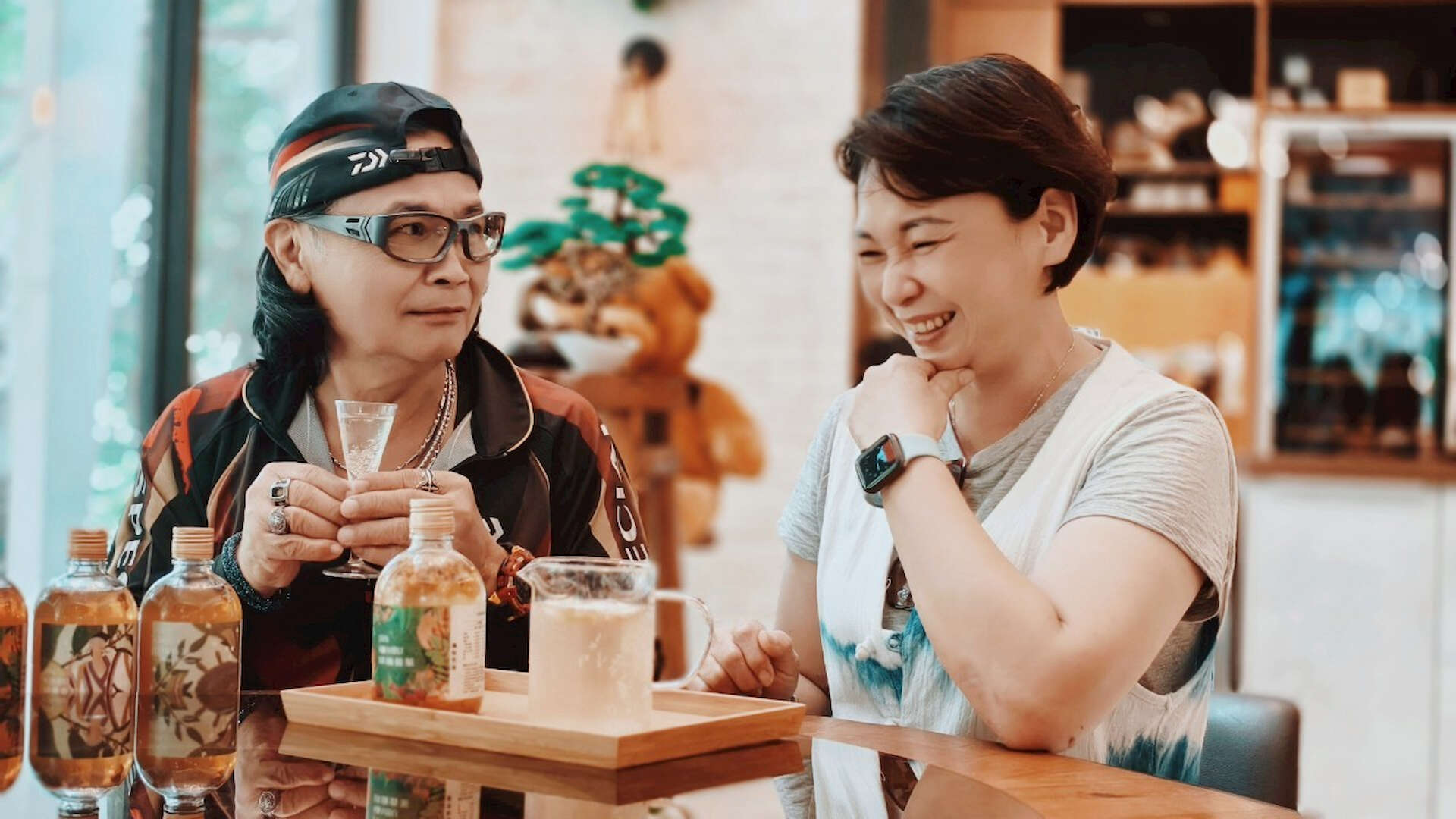 沈文程帶大家前往藏青谷渡假莊園除了休憩之外,更是品嘗在地推廣的有機山茶與發酵新品