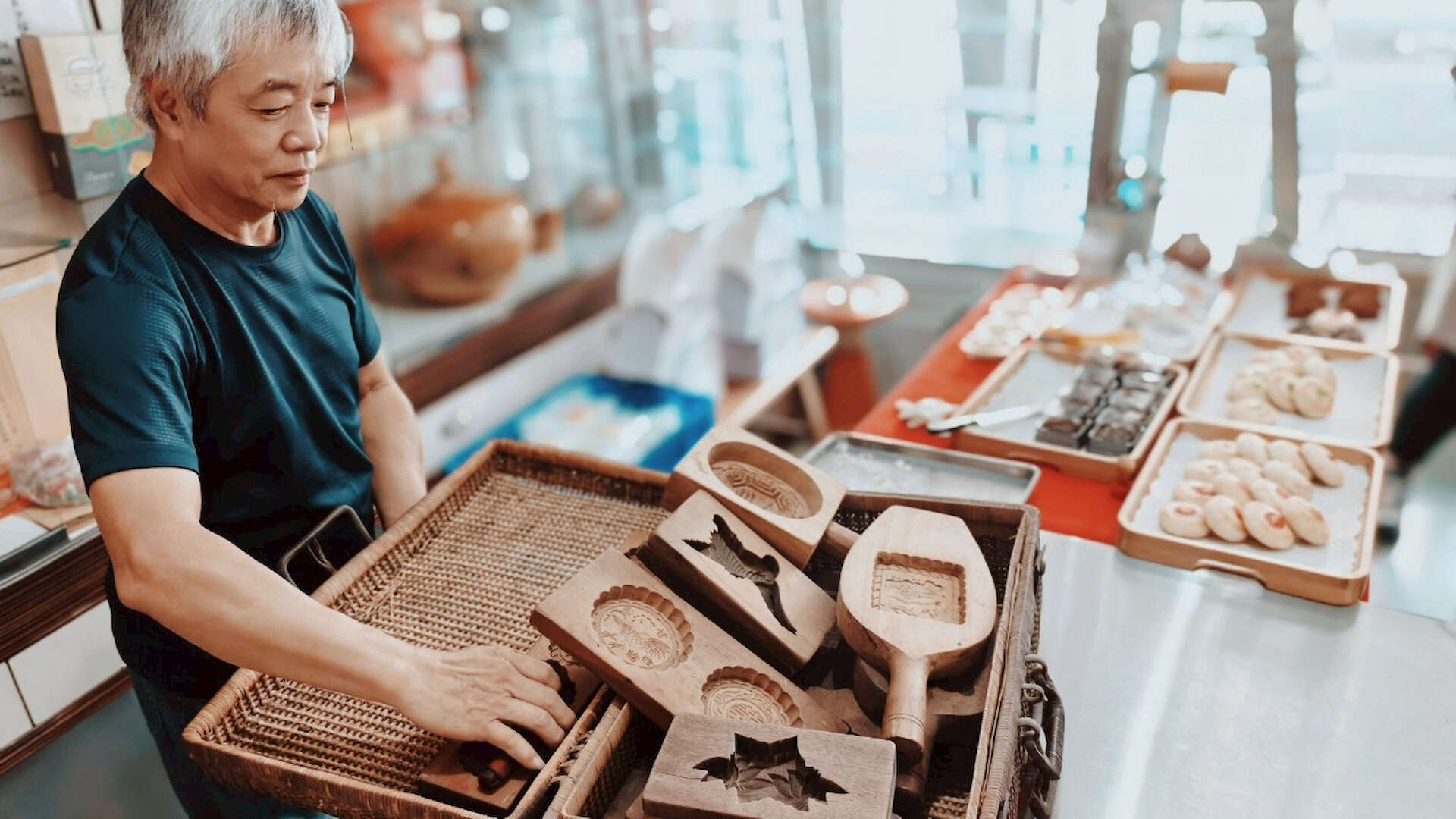 六龜老街上的百年店鋪還有一家是清甘食品行,現在依舊保留著傳承百年的餅模與印章