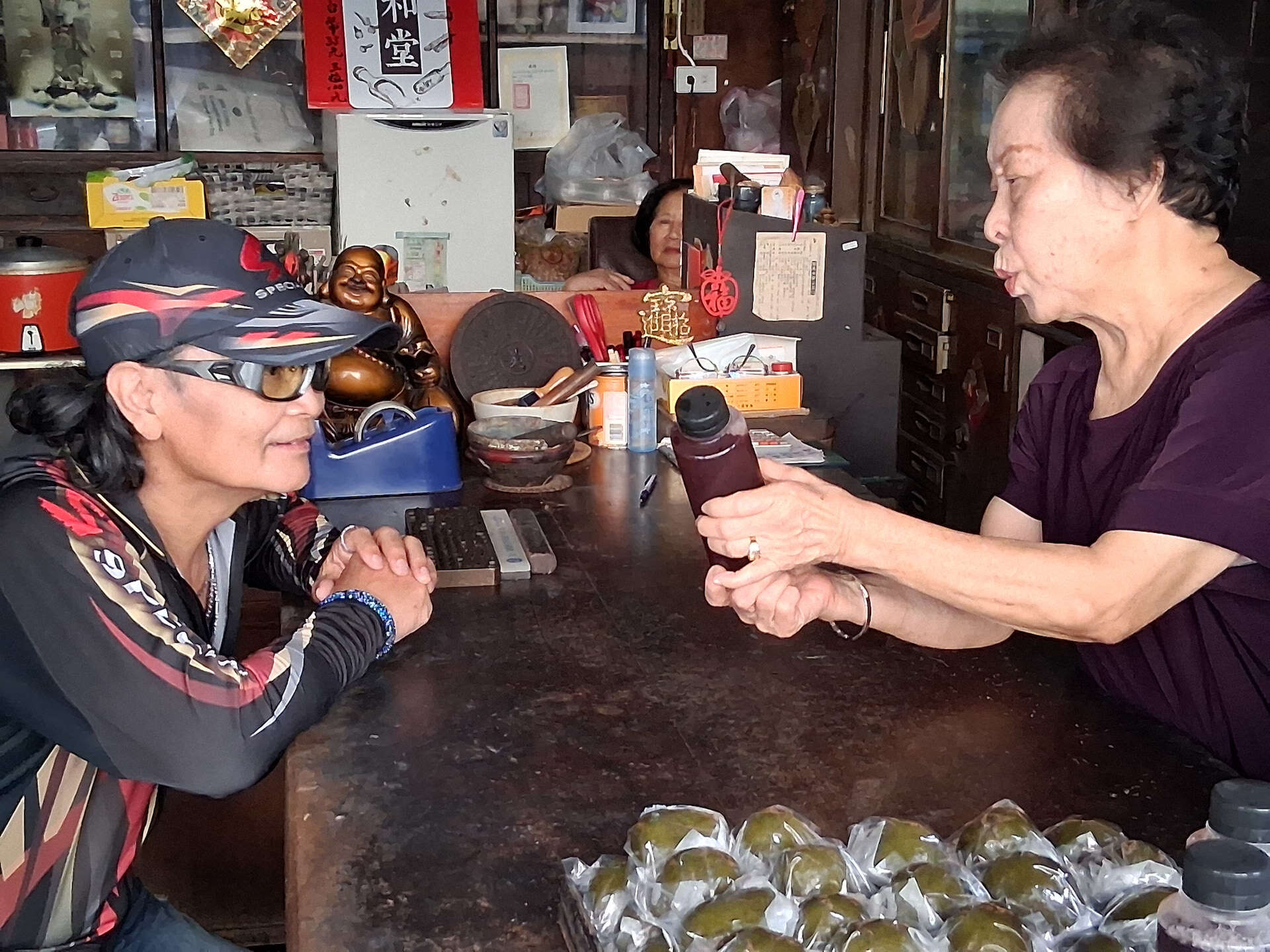百年老字號的太和堂藥房,藥香與點心交織出令人難忘的古早味草仔粿與烏梅湯