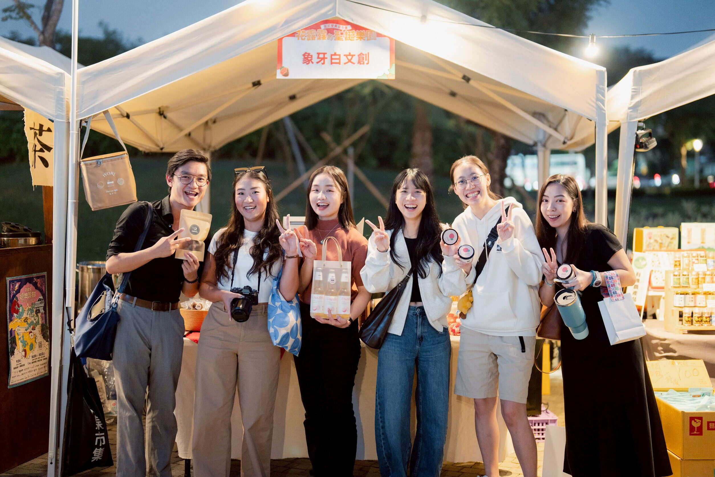 高雄觀光圈業者今年於各大型市集活動表現亮眼,圖為榮獲 2025 區域觀光圈市集日(南區&澎湖)「最佳美味獎金獎」的「象牙白文創」。