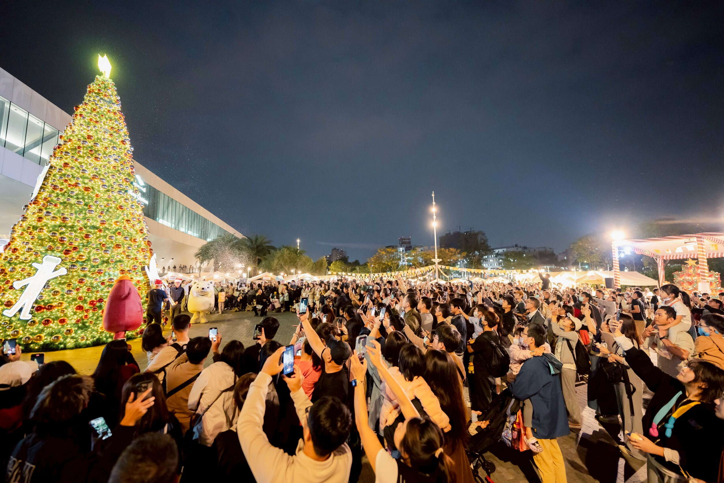 「衛武營黃昏市集-花露露的聖誕樂園」吸引眾多民眾到場拍照,帶動現場人流與節慶氣氛持續升溫。