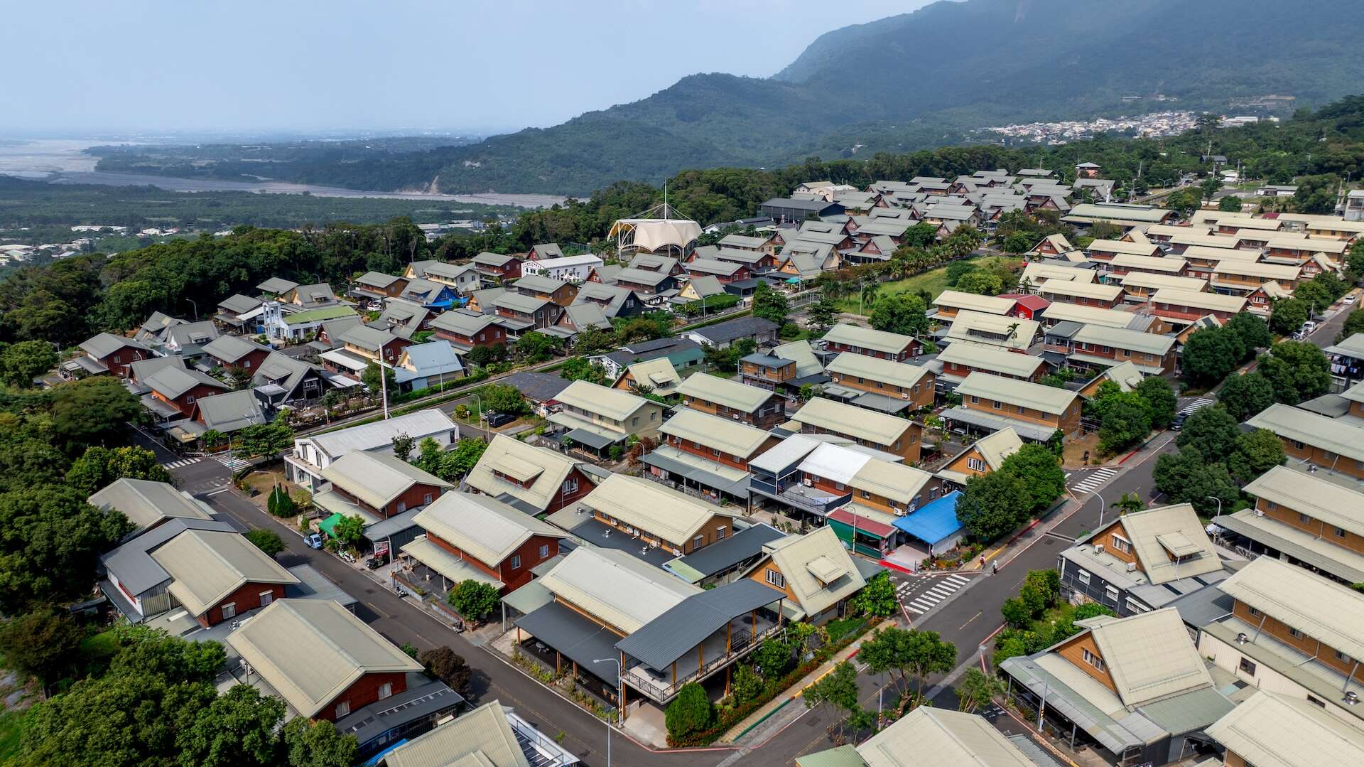 一排排三角形屋頂建築
