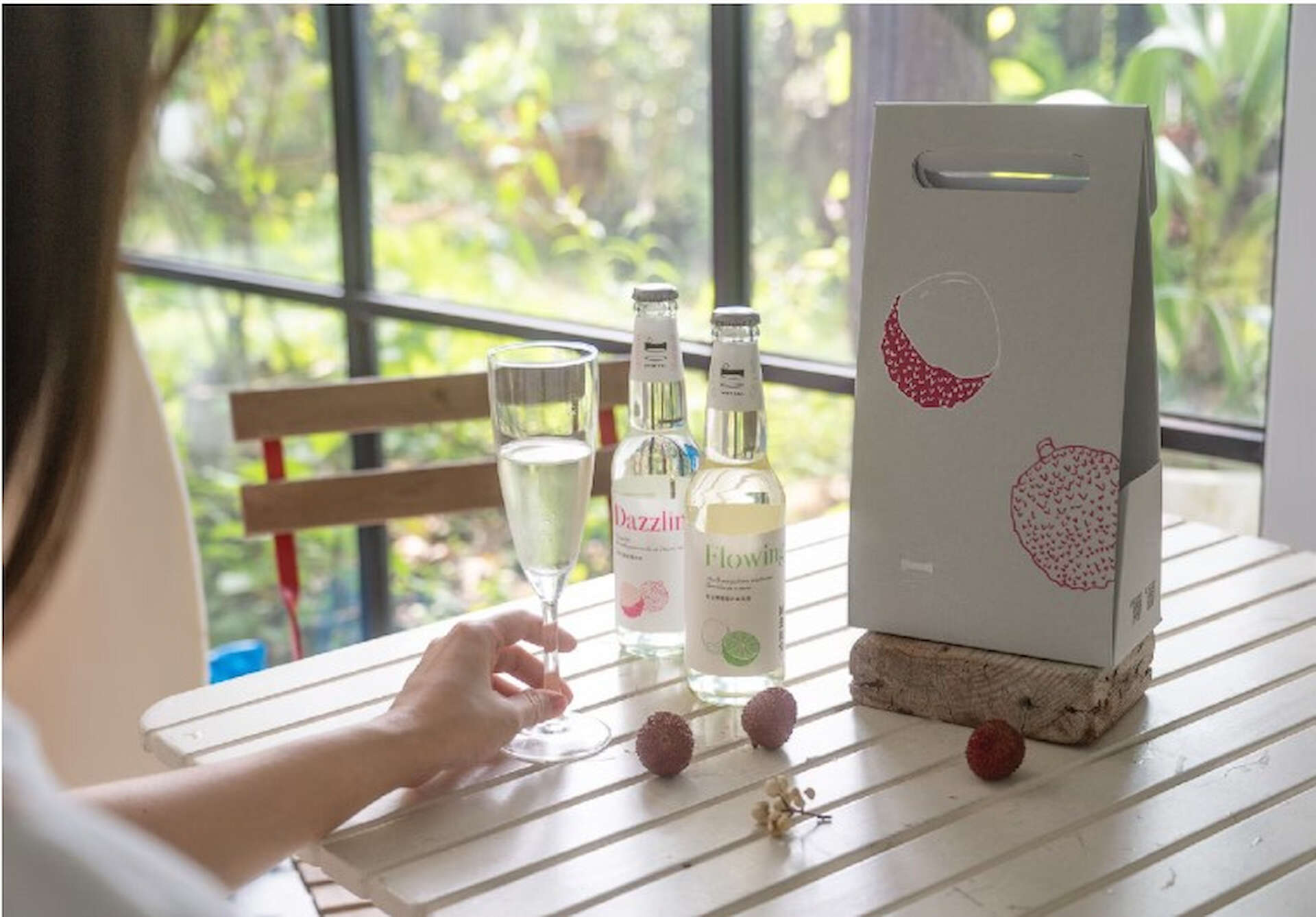 象牙白文創-絢荔玉荷包荔枝氣泡飲(酒精性飲品),以高雄玉荷包荔枝釀製,果香清新、氣泡細緻,展現在地水果的微醺風味。