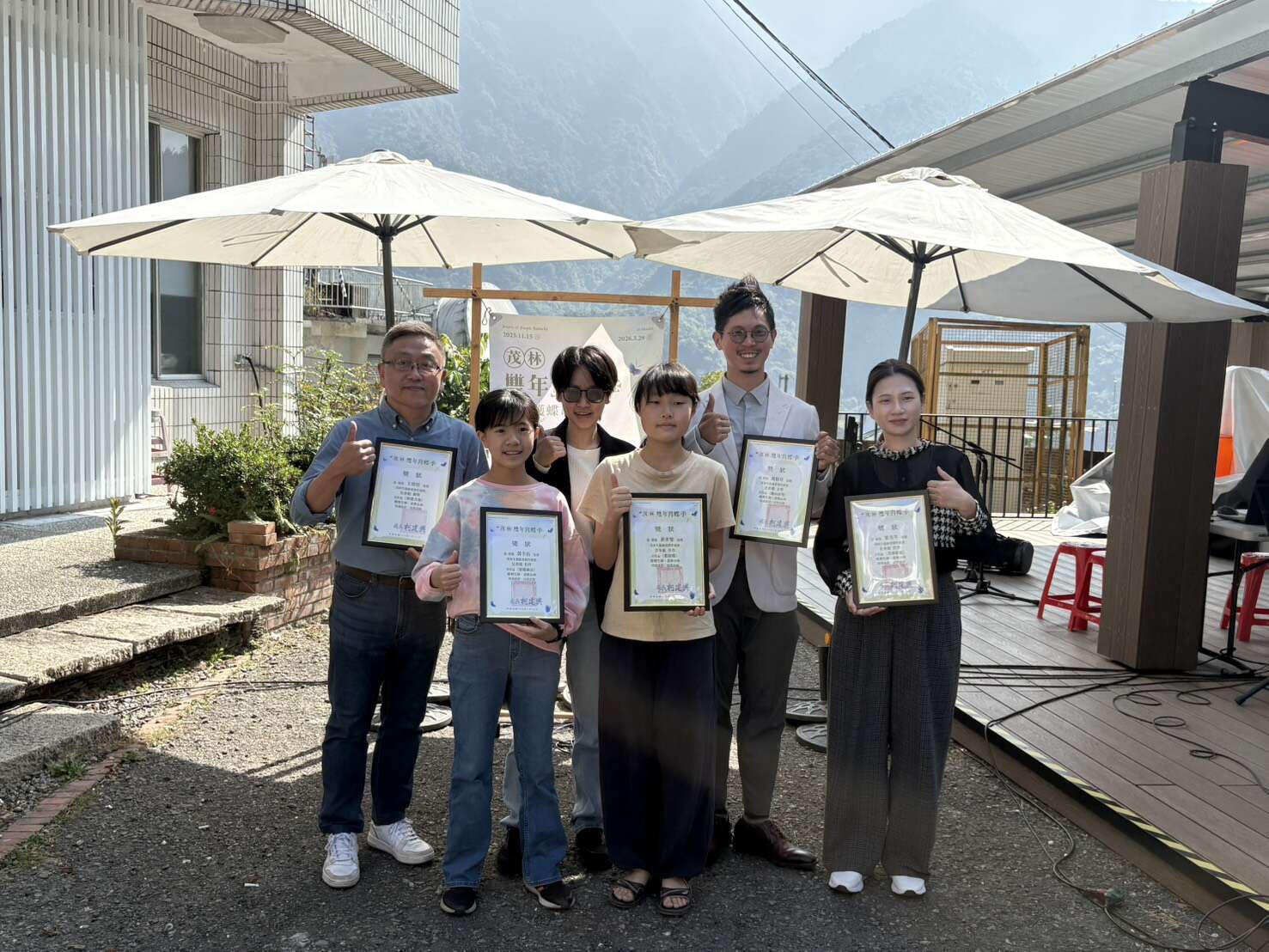 該競賽於護蝶市集辦理頒獎典禮,茂管處代表黃科長與得獎者合影,為這美好時刻畫下完美句點。