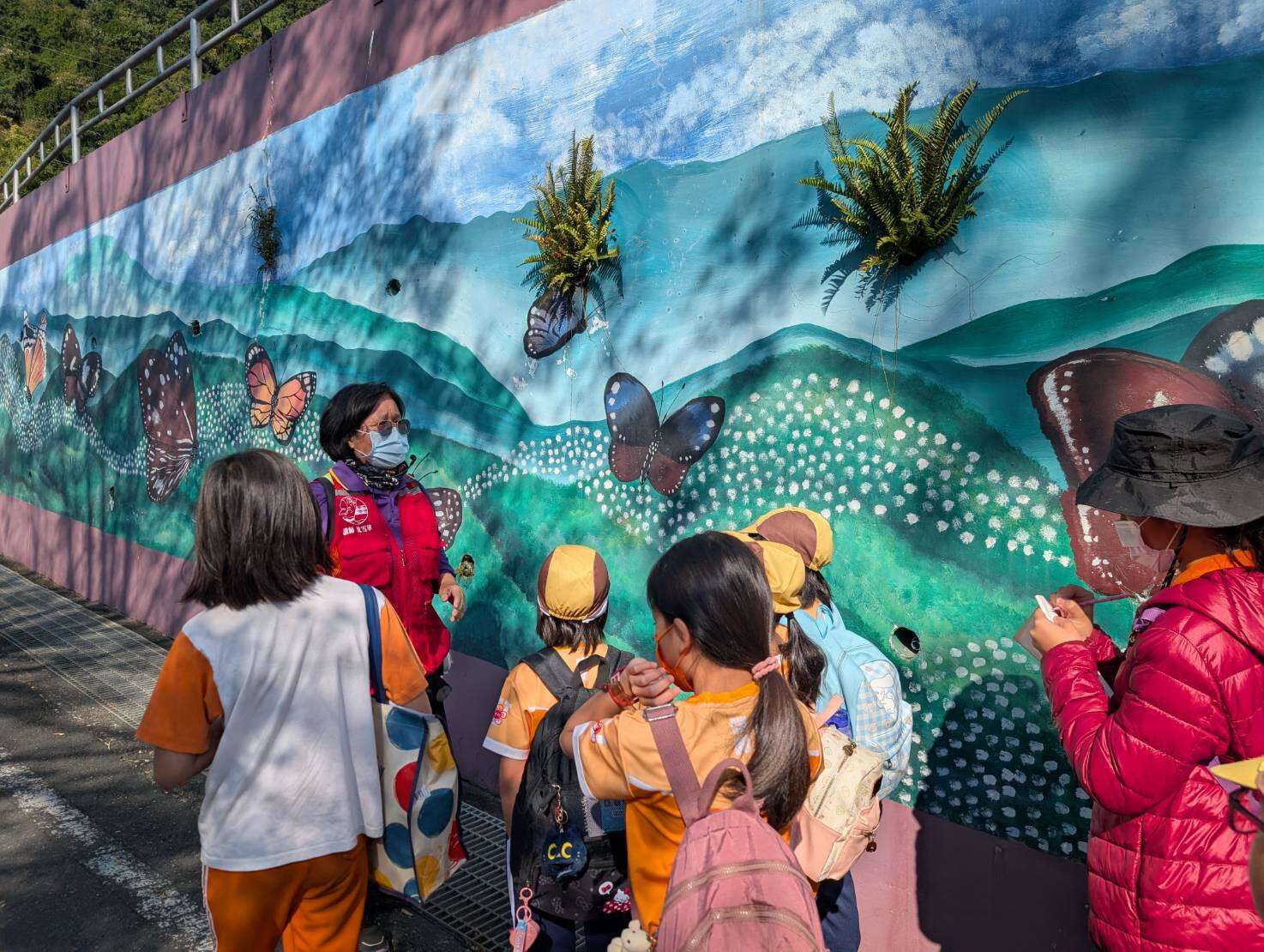 帶領學生藉由牆面圖像介紹紫斑蝶的特性