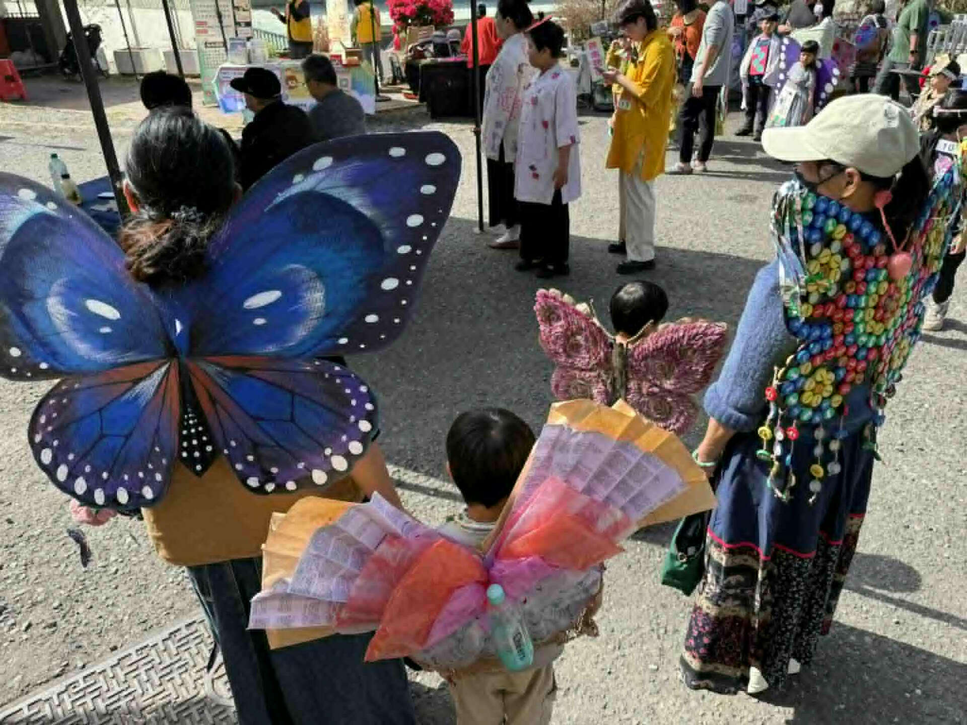 子孫三代利用環保材料紙箱、瓶蓋及自然素材（青葙果實）進行蝴蝶翅膀創作。