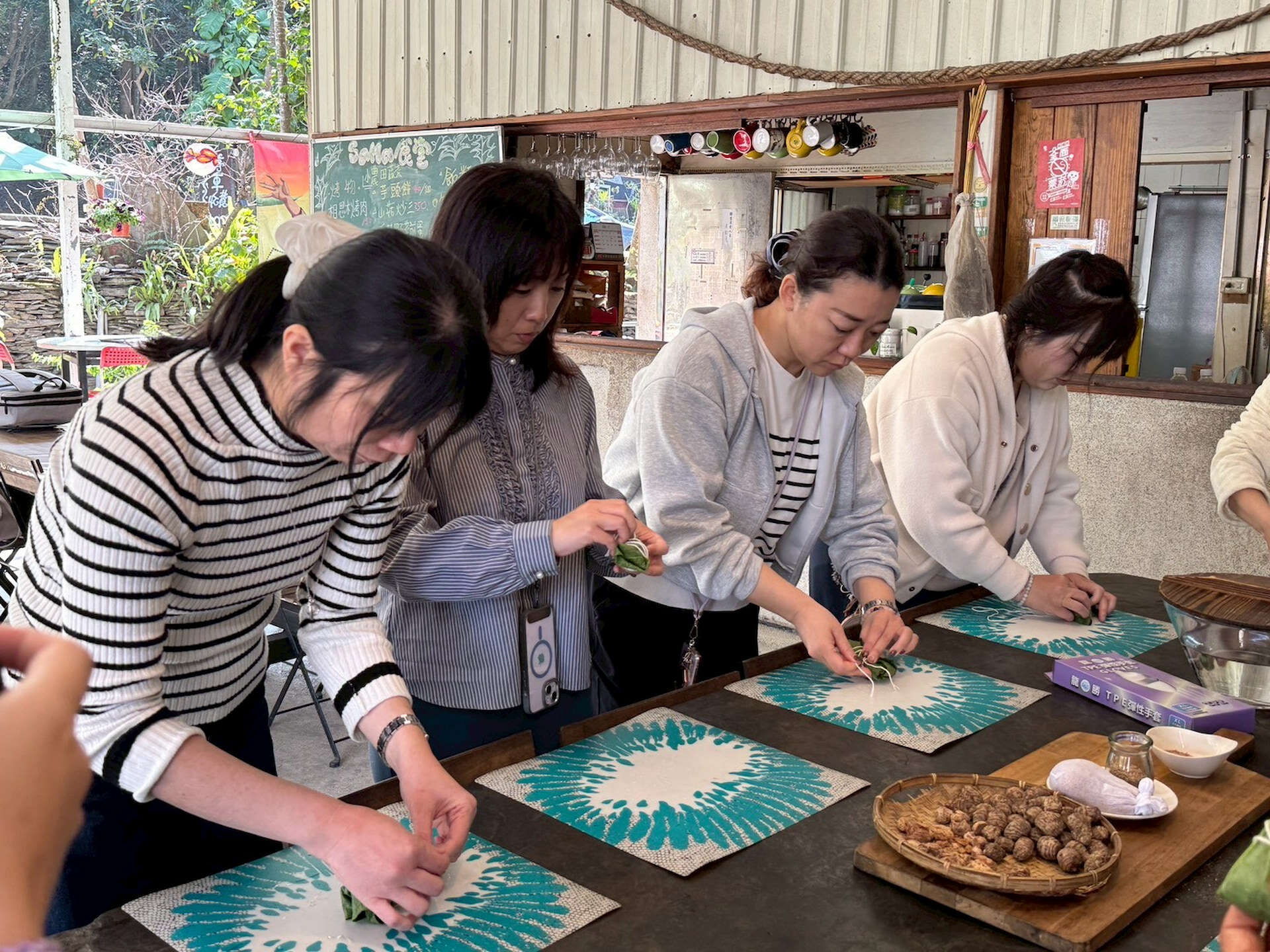 在神山部落Sama食堂體驗部落廚藝學校課程，製作以甲酸漿葉包裹芋頭乾粉與豬絞肉的魯凱族傳統美食「吉拿富 (Cinavu)」